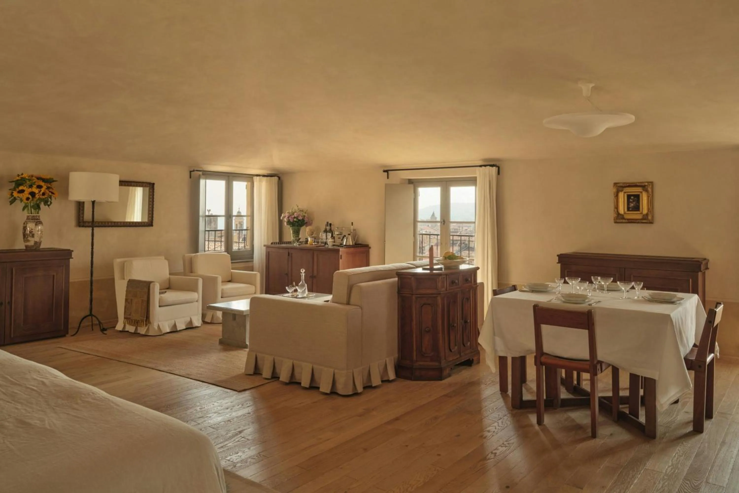 Living room, Bed in Hôtel du Couvent, a Luxury Collection Hotel, Nice