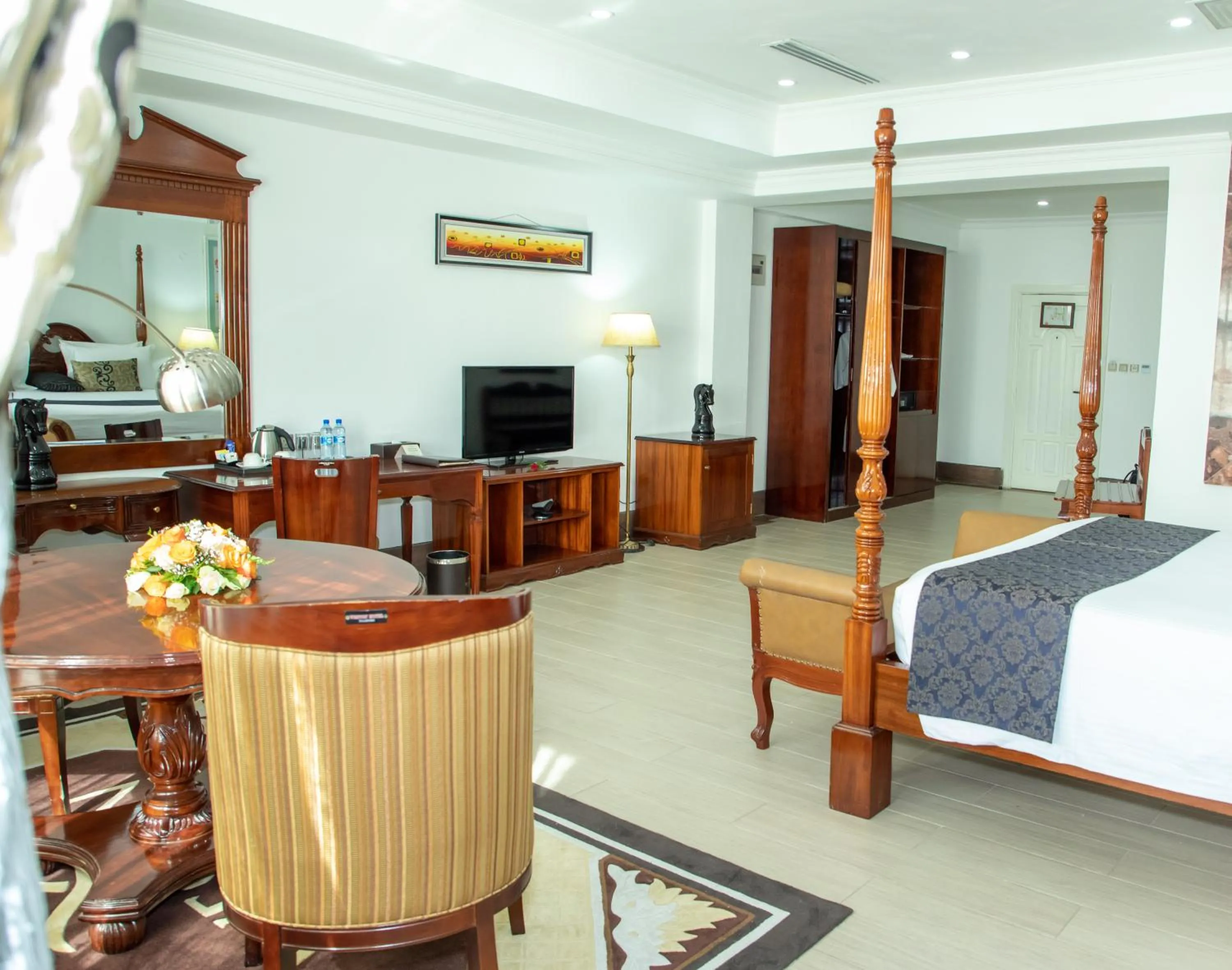 Living room, Bed in Weston Hotel