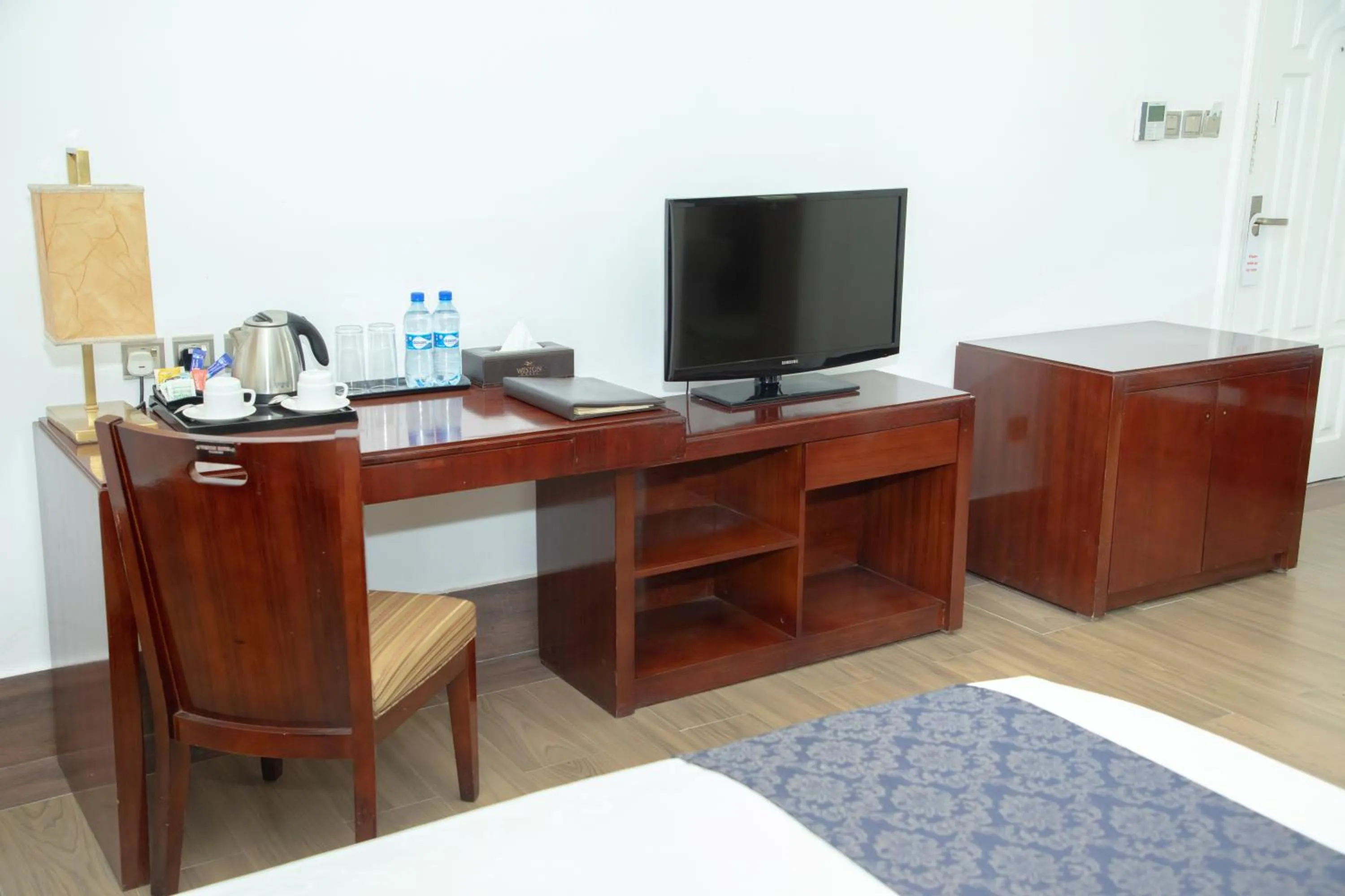 TV and multimedia, Bed in Weston Hotel