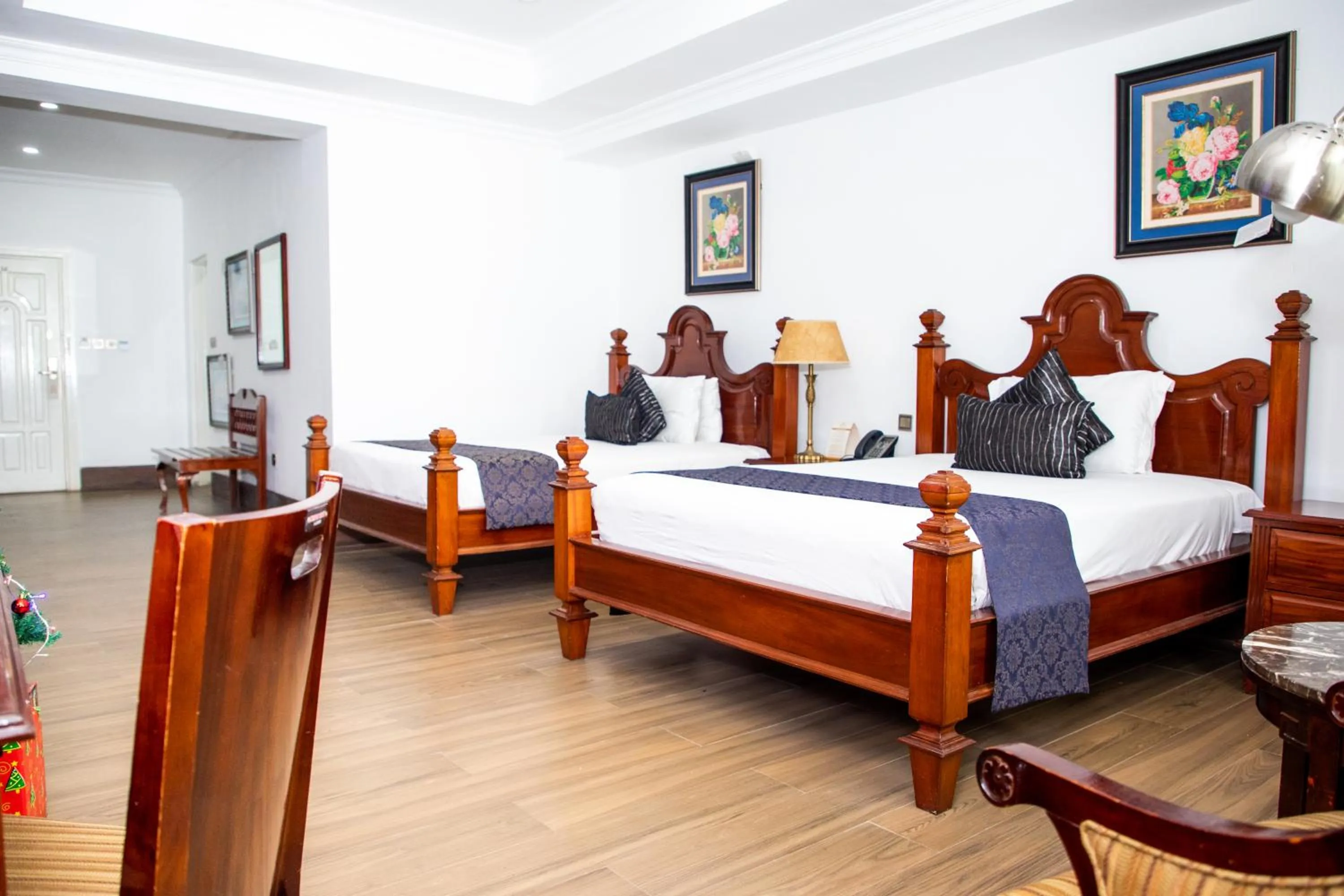 Photo of the whole room, Bed in Weston Hotel