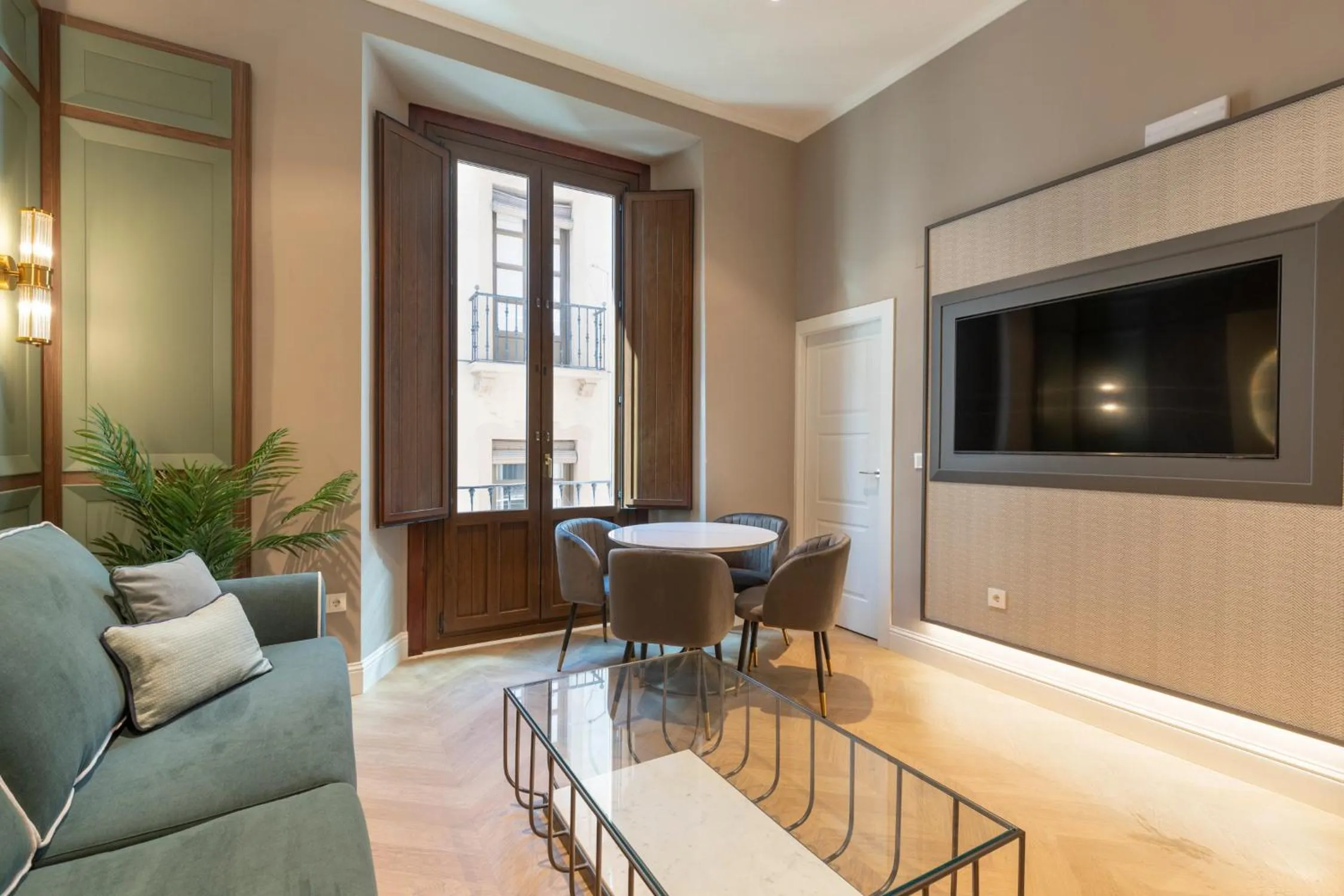 Communal lounge/ TV room in BiBo Suites Palacio de Portago