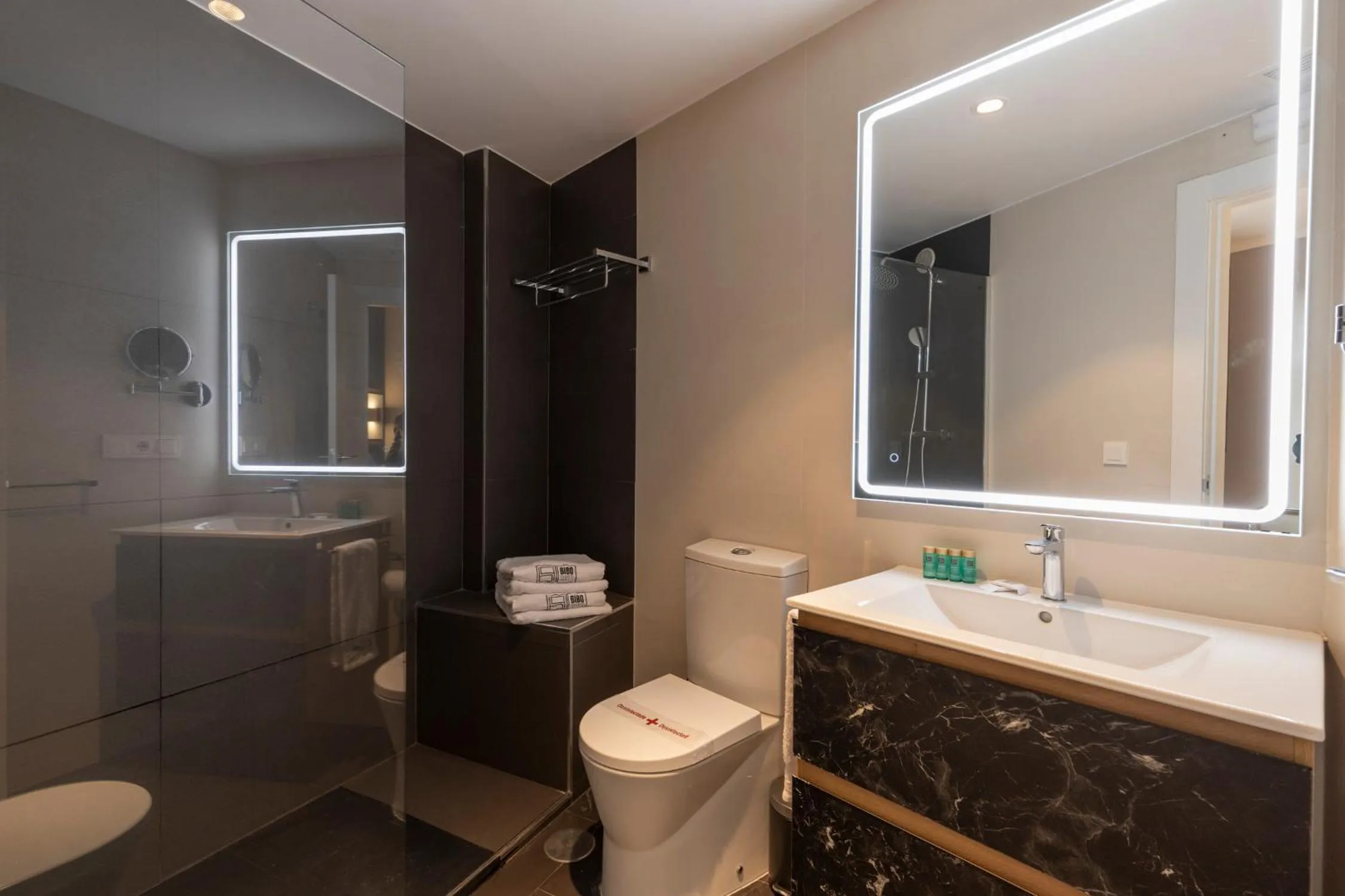 Shower in BiBo Suites Palacio de Portago