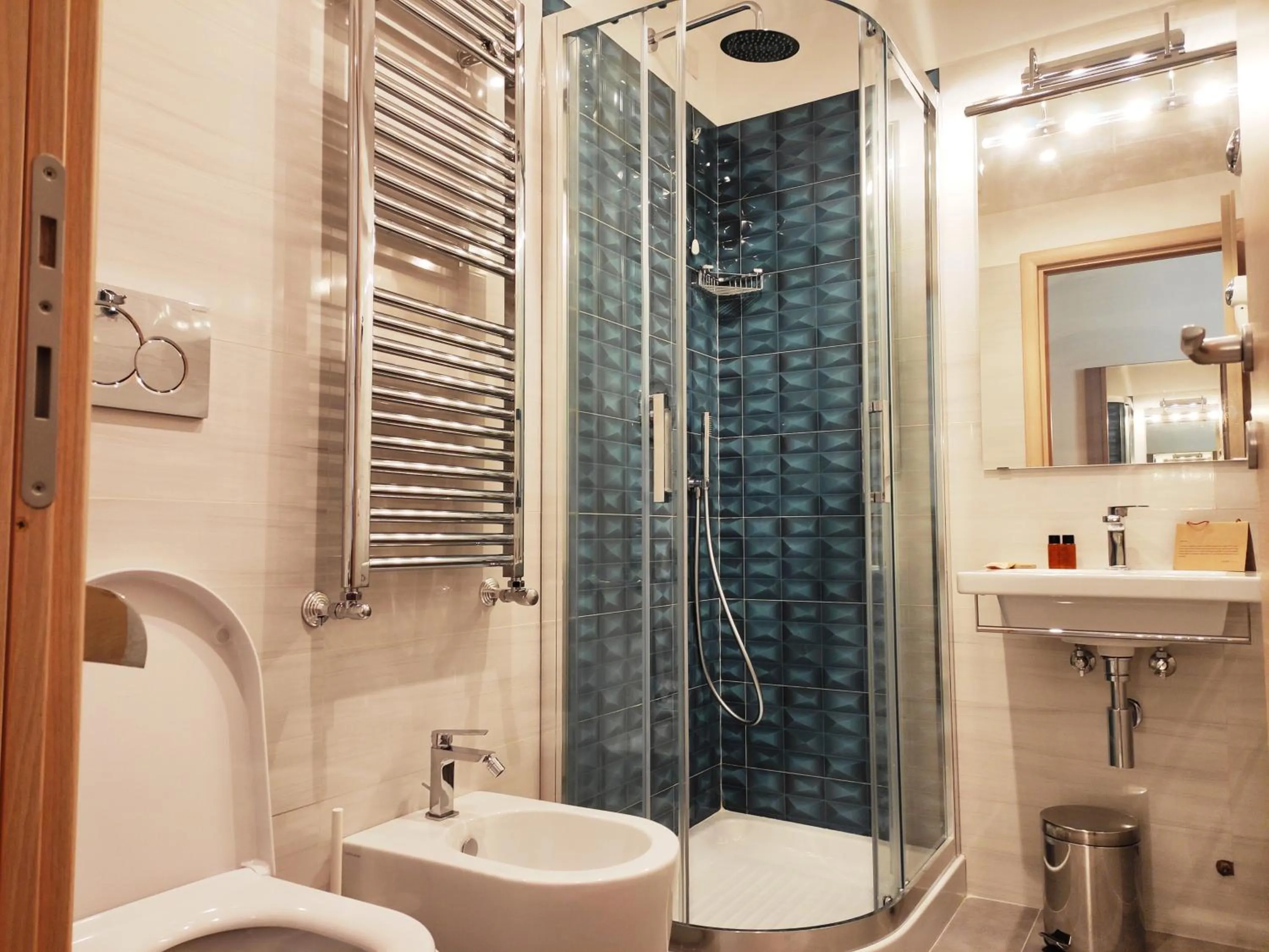 Shower in Luxury Suites - Stay Inn Rome Experience