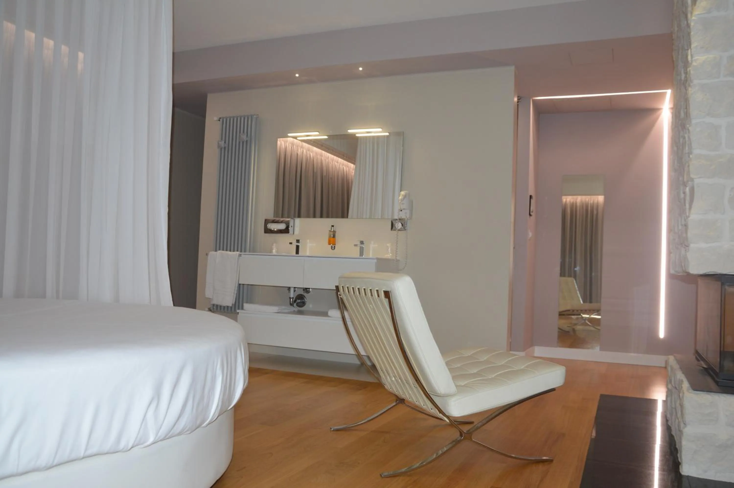 hair dresser, Bed in Suite Testani