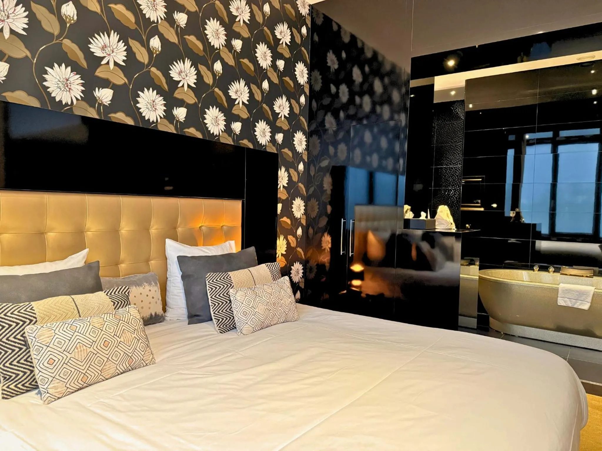 Shower, Bed in Van Der Valk Hotel Rotterdam Nieuwerkerk