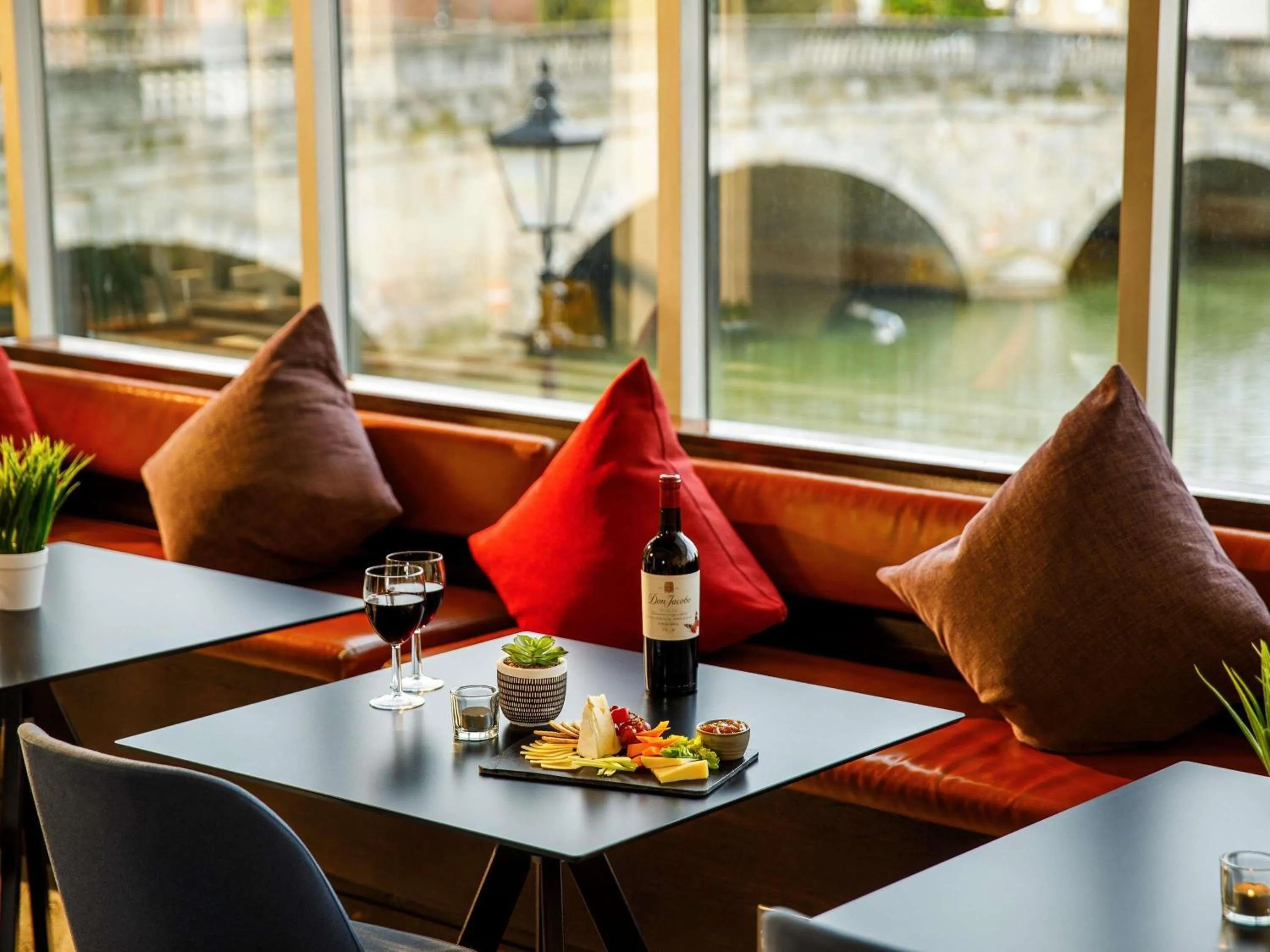 Restaurant/places to eat in Mercure Bedford Centre Hotel