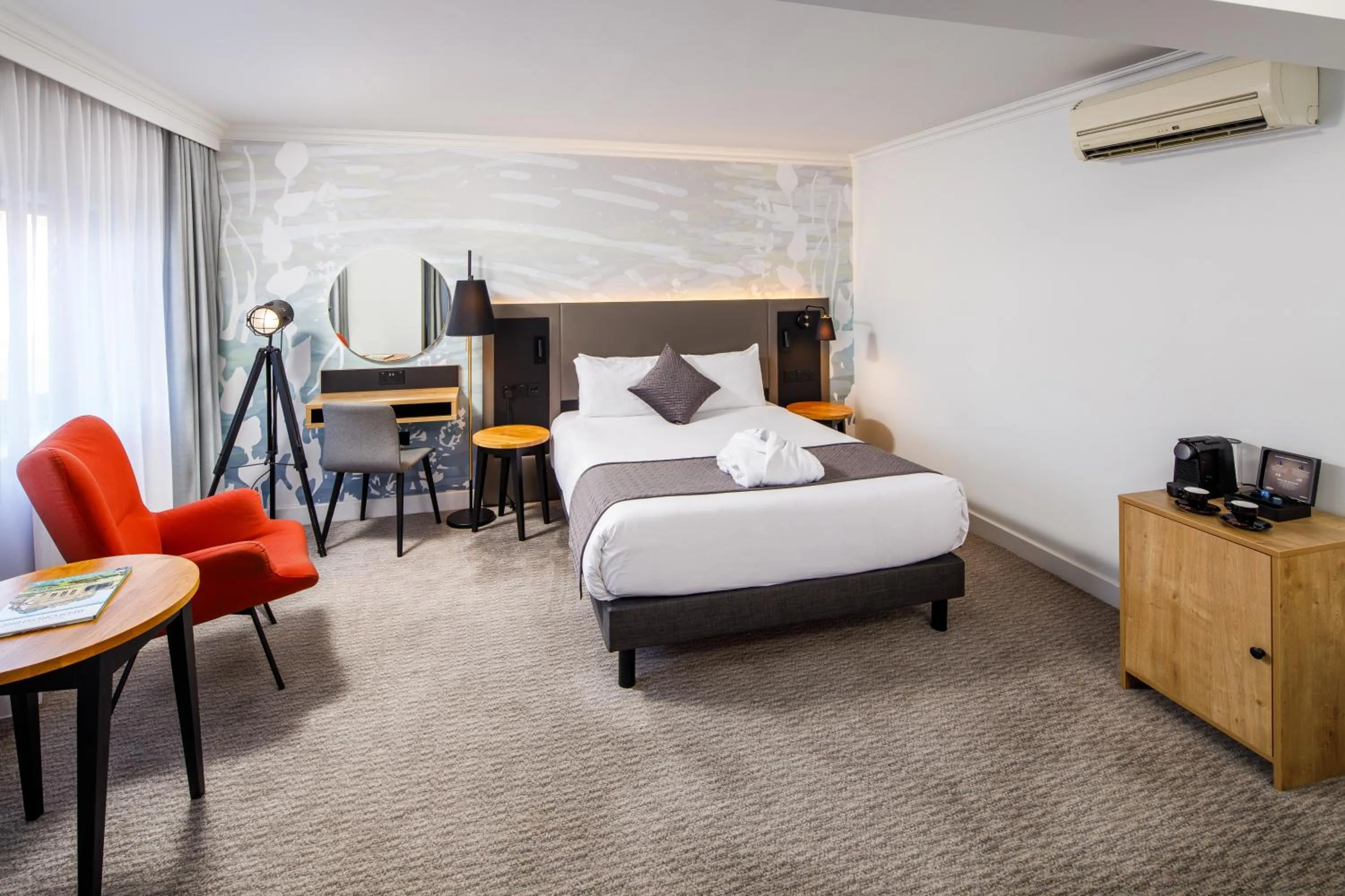 Bedroom, Bed in Mercure Bedford Centre Hotel