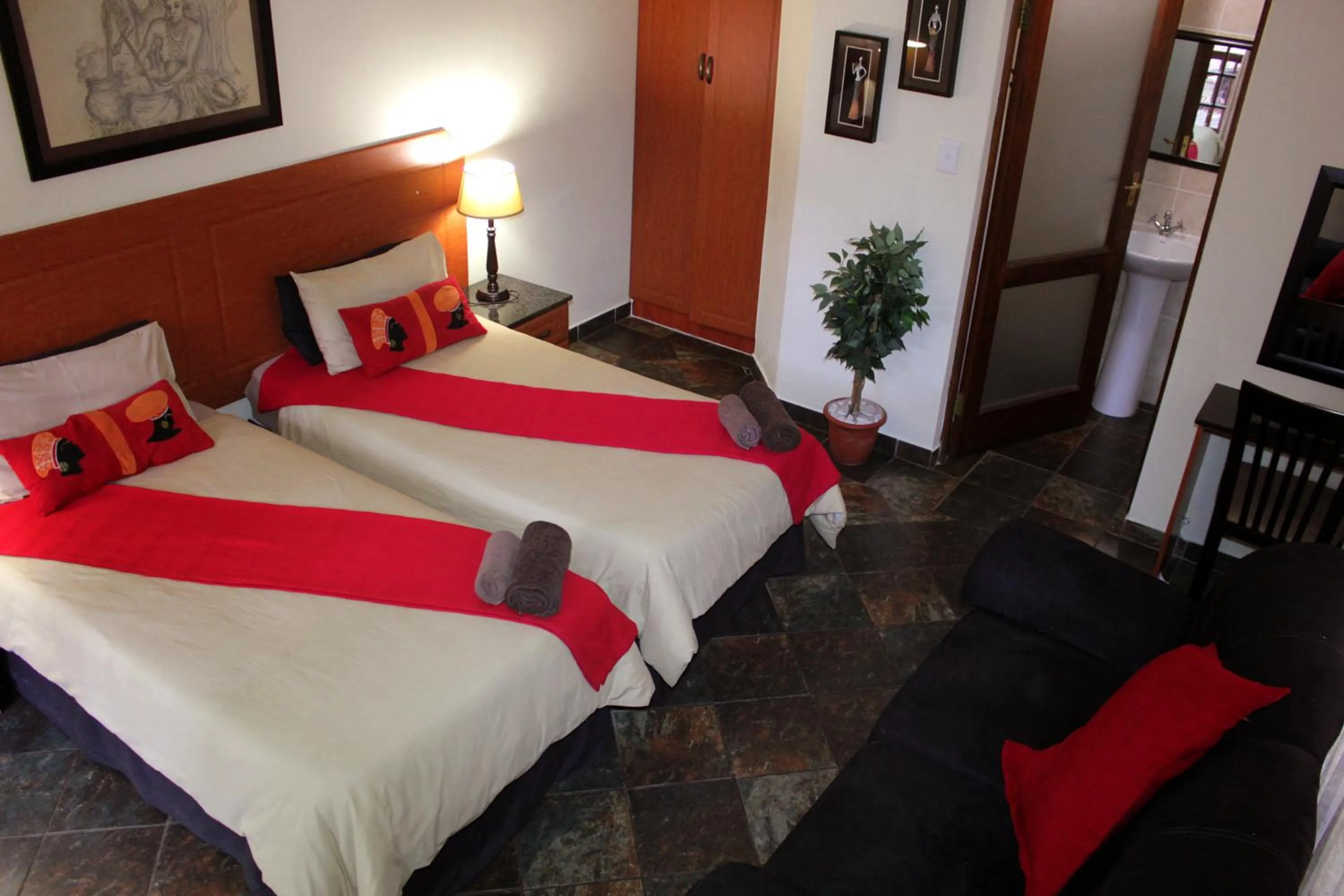 Photo of the whole room, Bed in Shonalanga Lodge