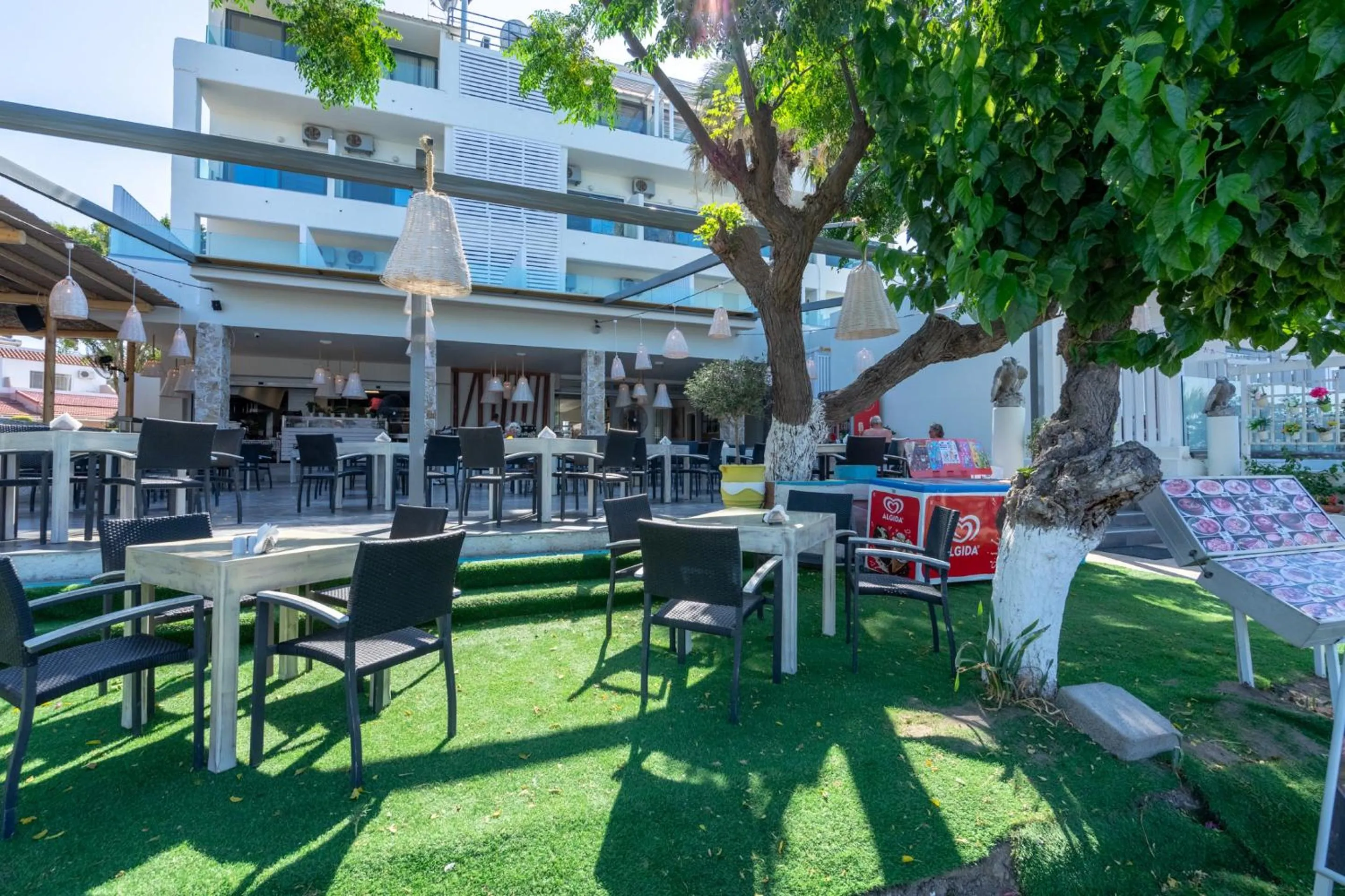 Restaurant/places to eat in Lido Star