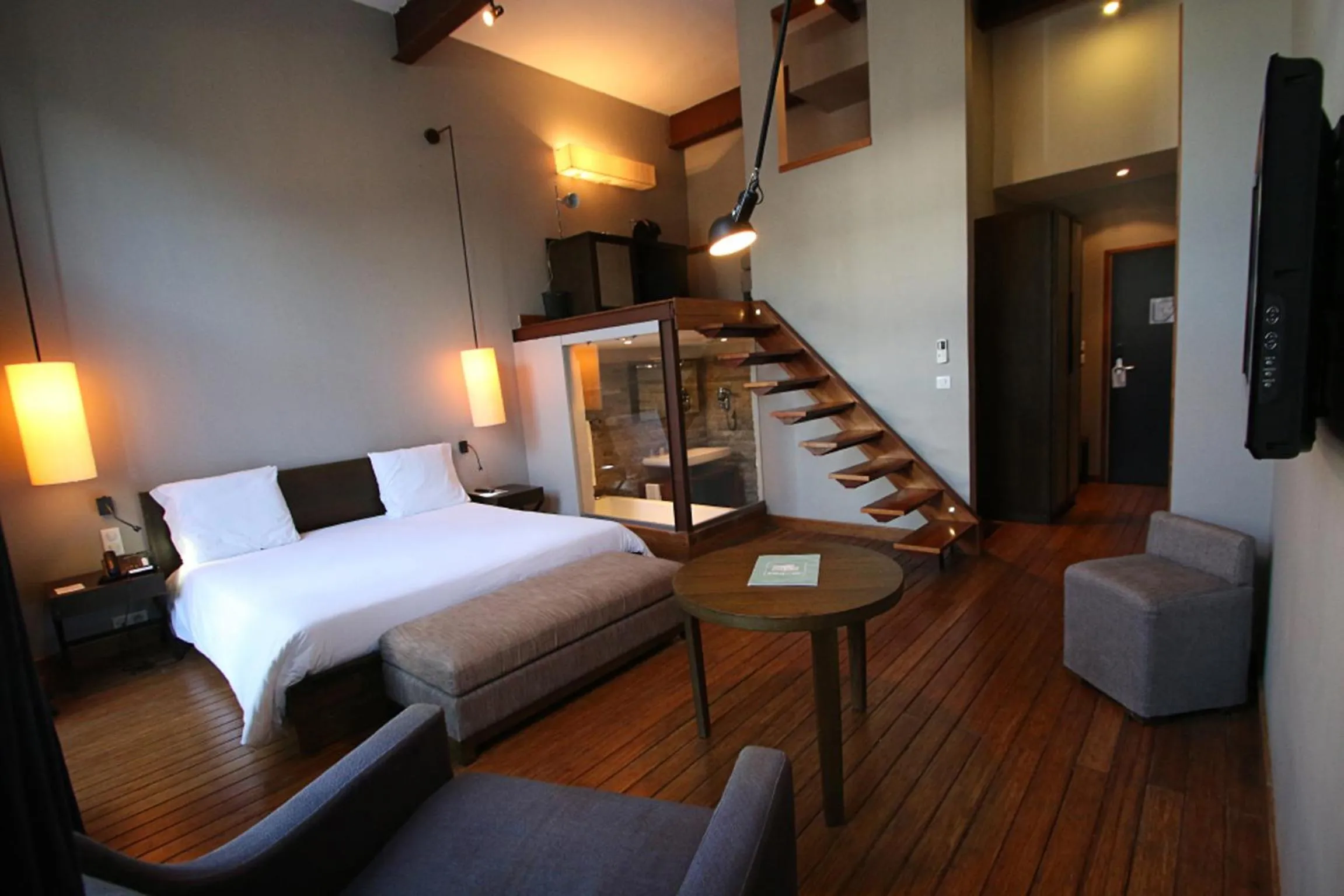 Bedroom, Bed in Le Louvre Hotel & Spa