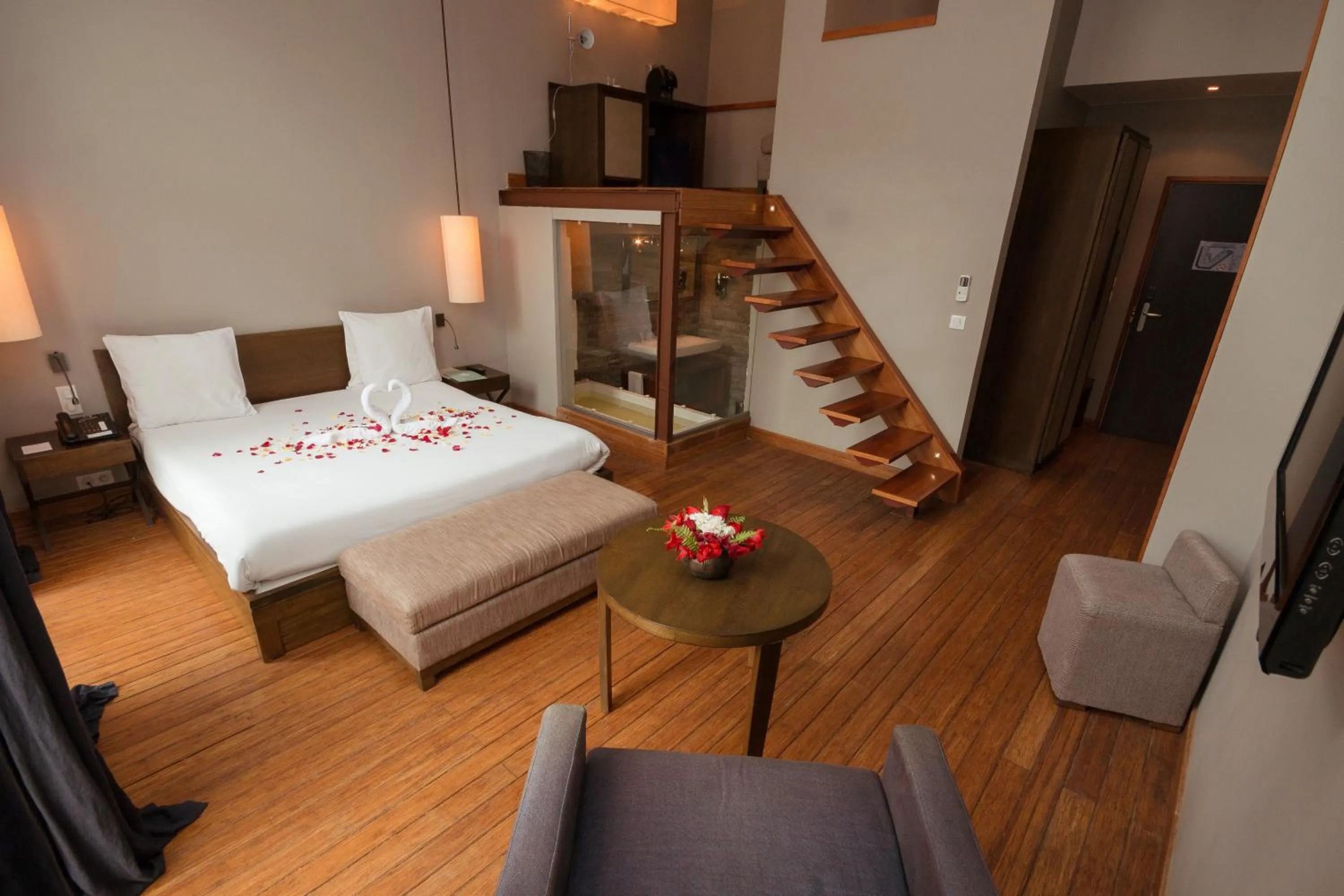 Photo of the whole room, Bed in Le Louvre Hotel & Spa