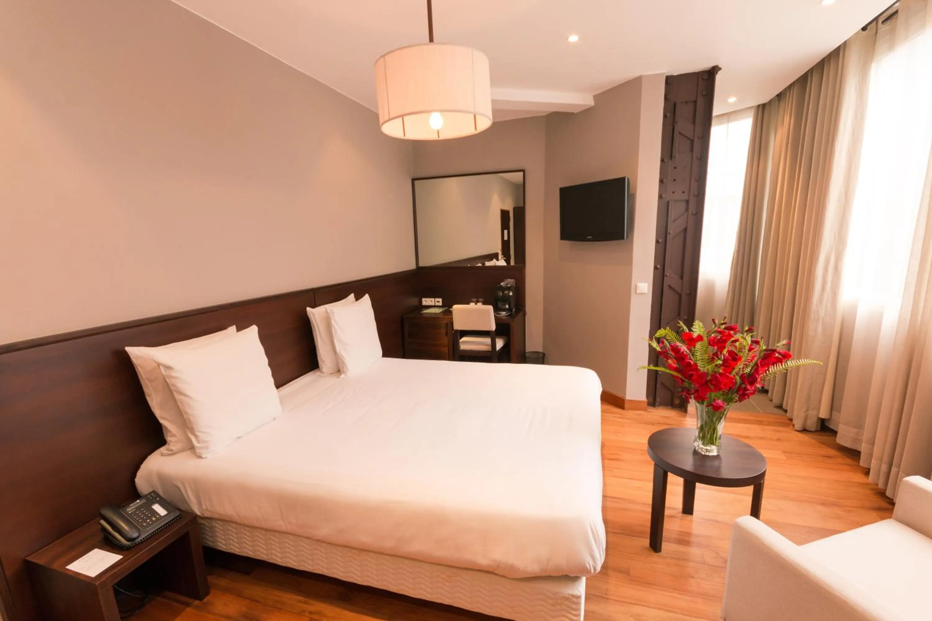 Photo of the whole room, Bed in Le Louvre Hotel & Spa