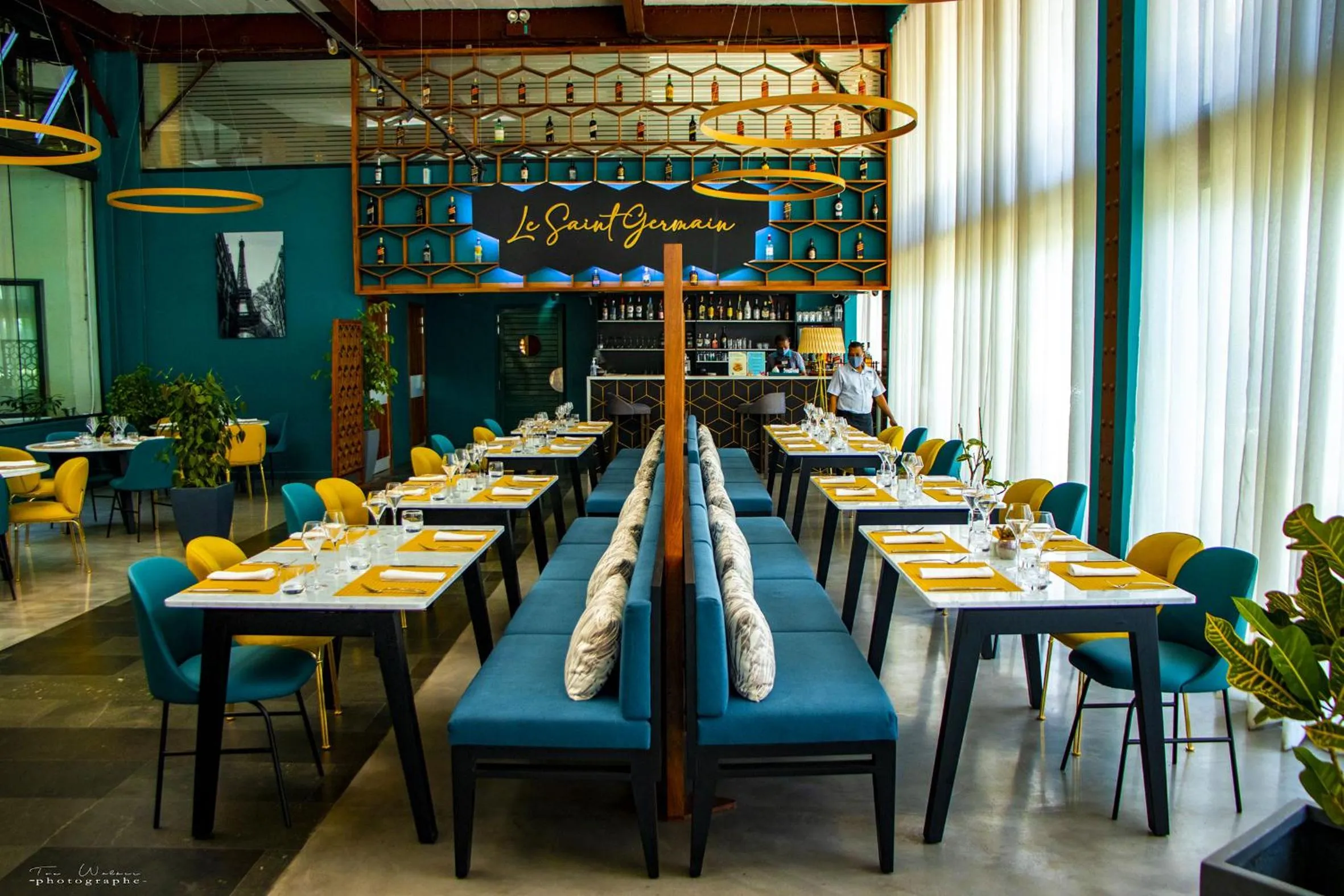 Restaurant/places to eat in Le Louvre Hotel & Spa