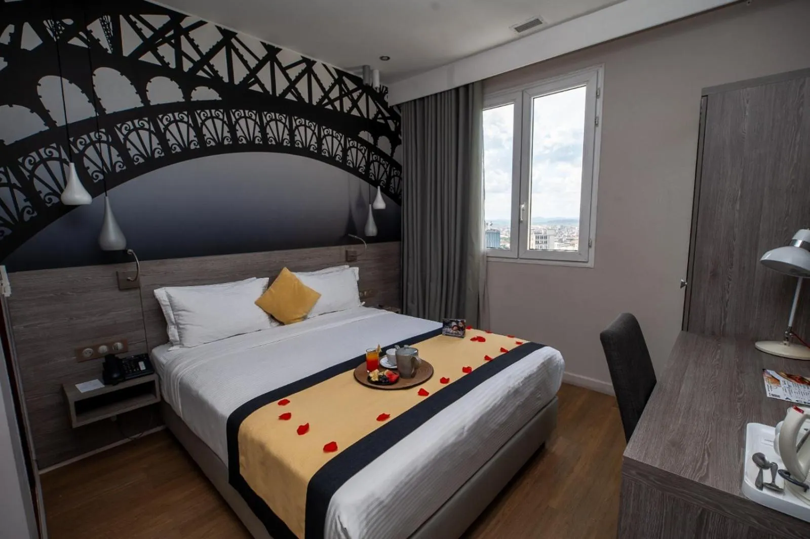 Bedroom, Bed in Le Louvre Hotel & Spa