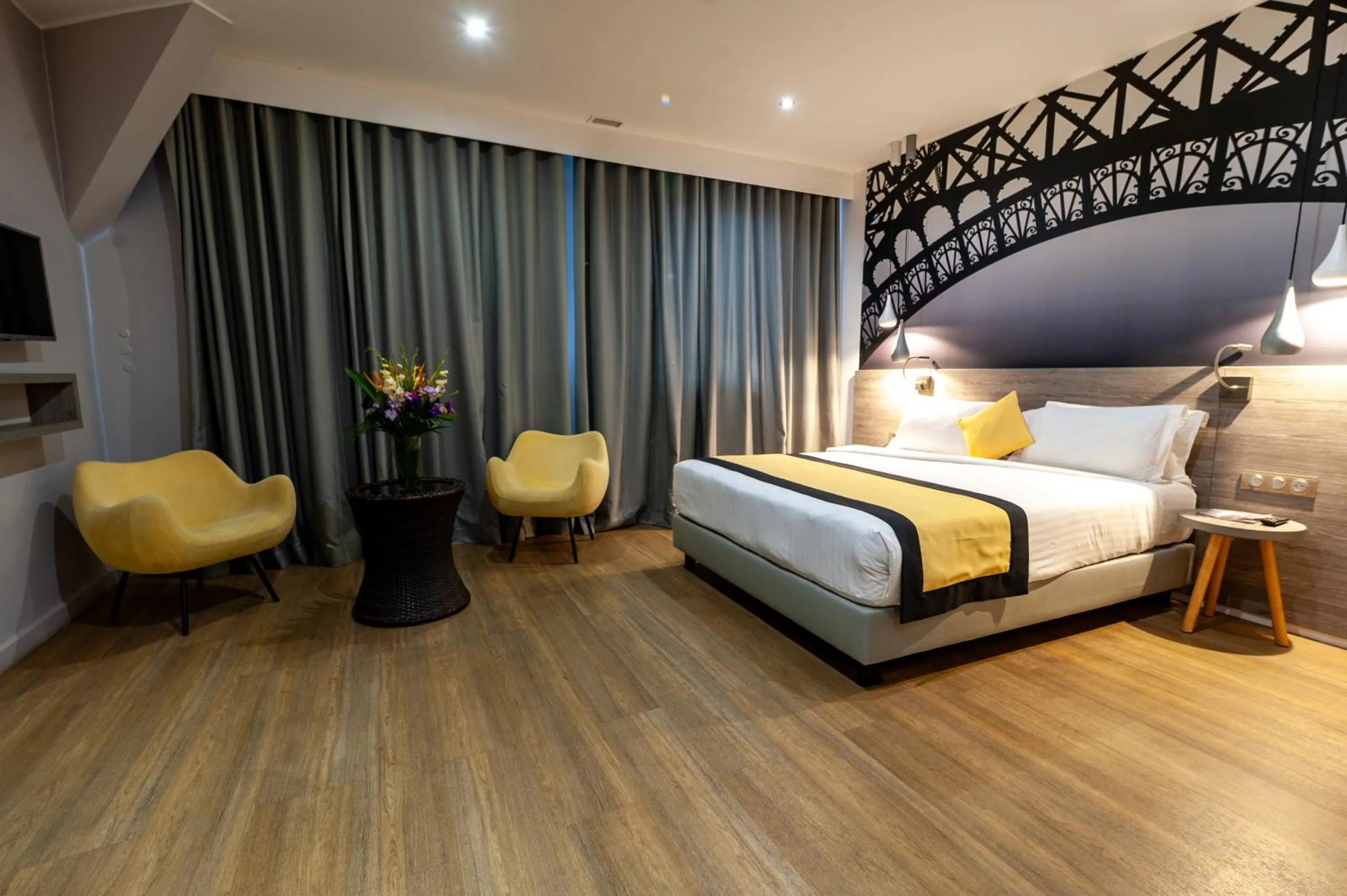 Bedroom, Bed in Le Louvre Hotel & Spa