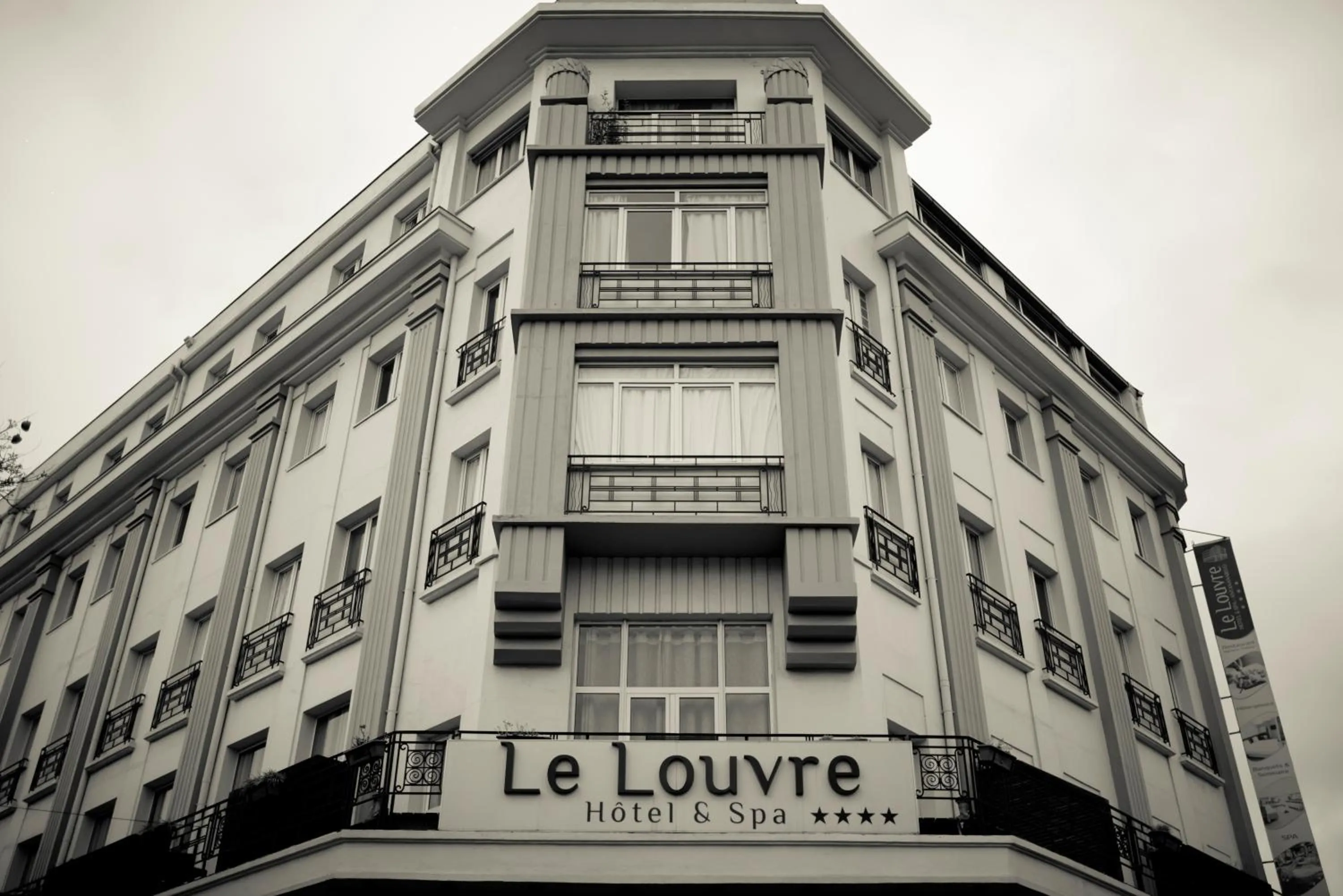 Facade/entrance in Le Louvre Hotel & Spa