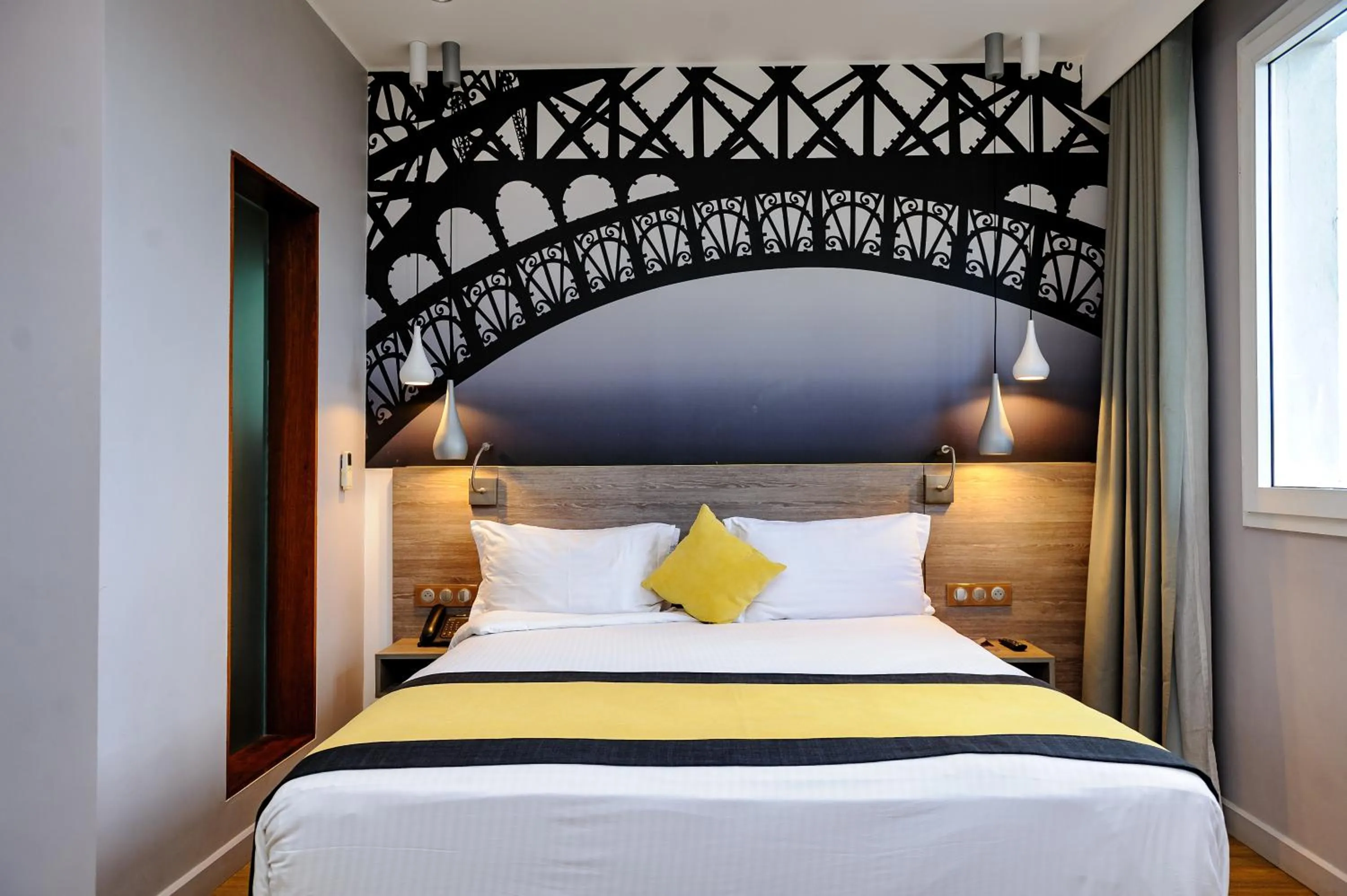 Bed in Le Louvre Hotel & Spa