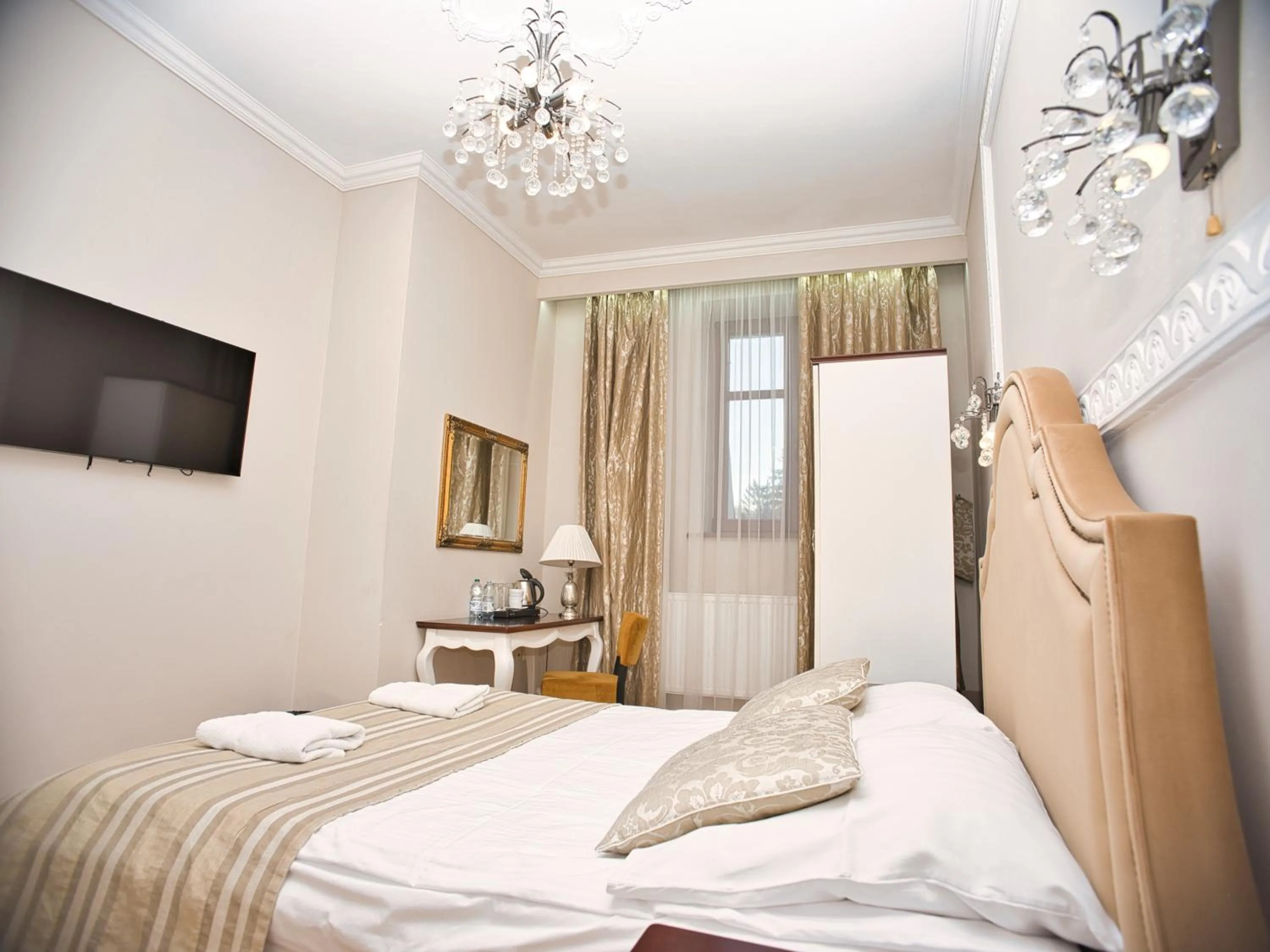 Communal lounge/ TV room, Bed in Dwór Hetman