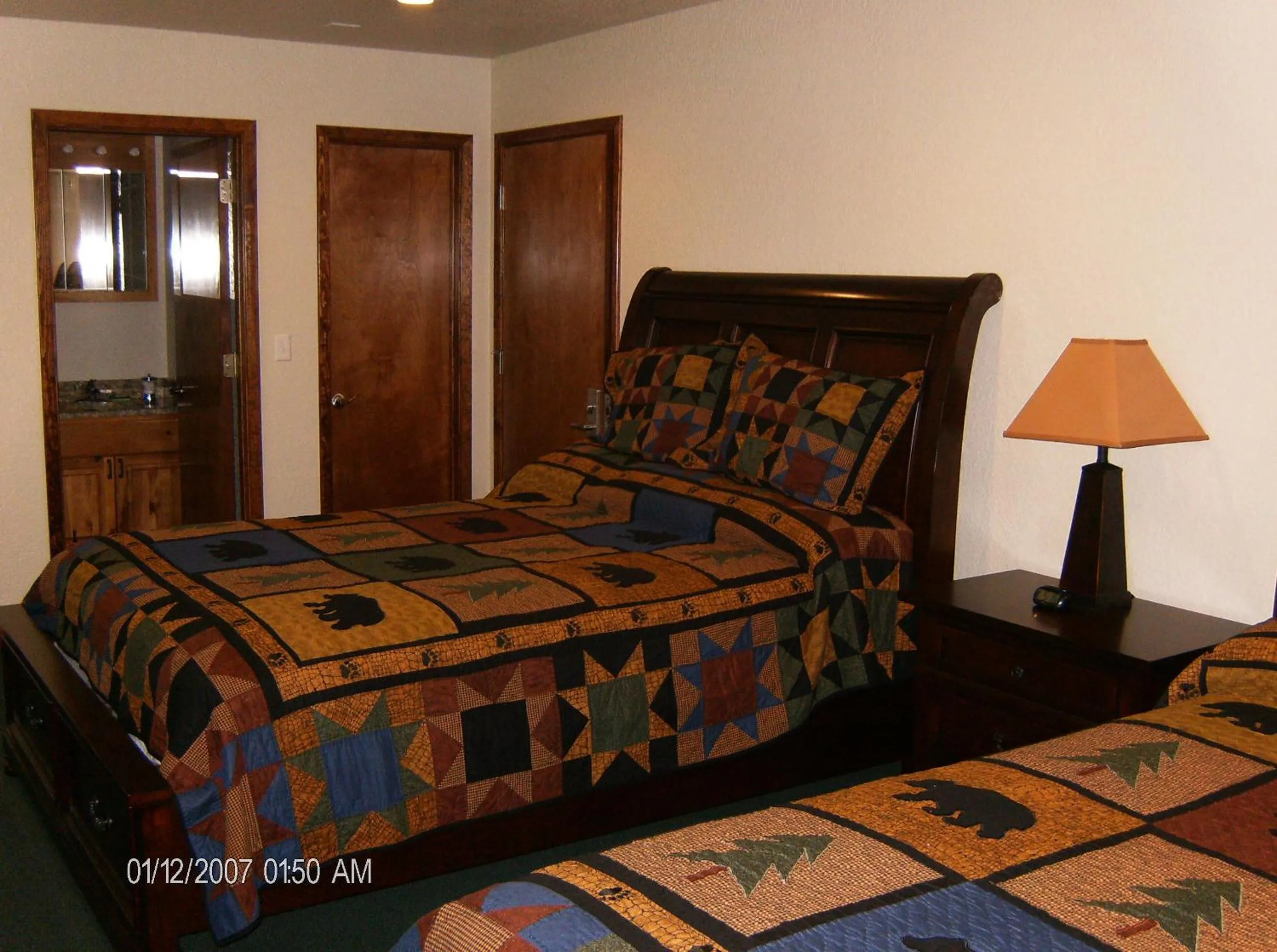 Shower, Bed in Glenwood Country Club