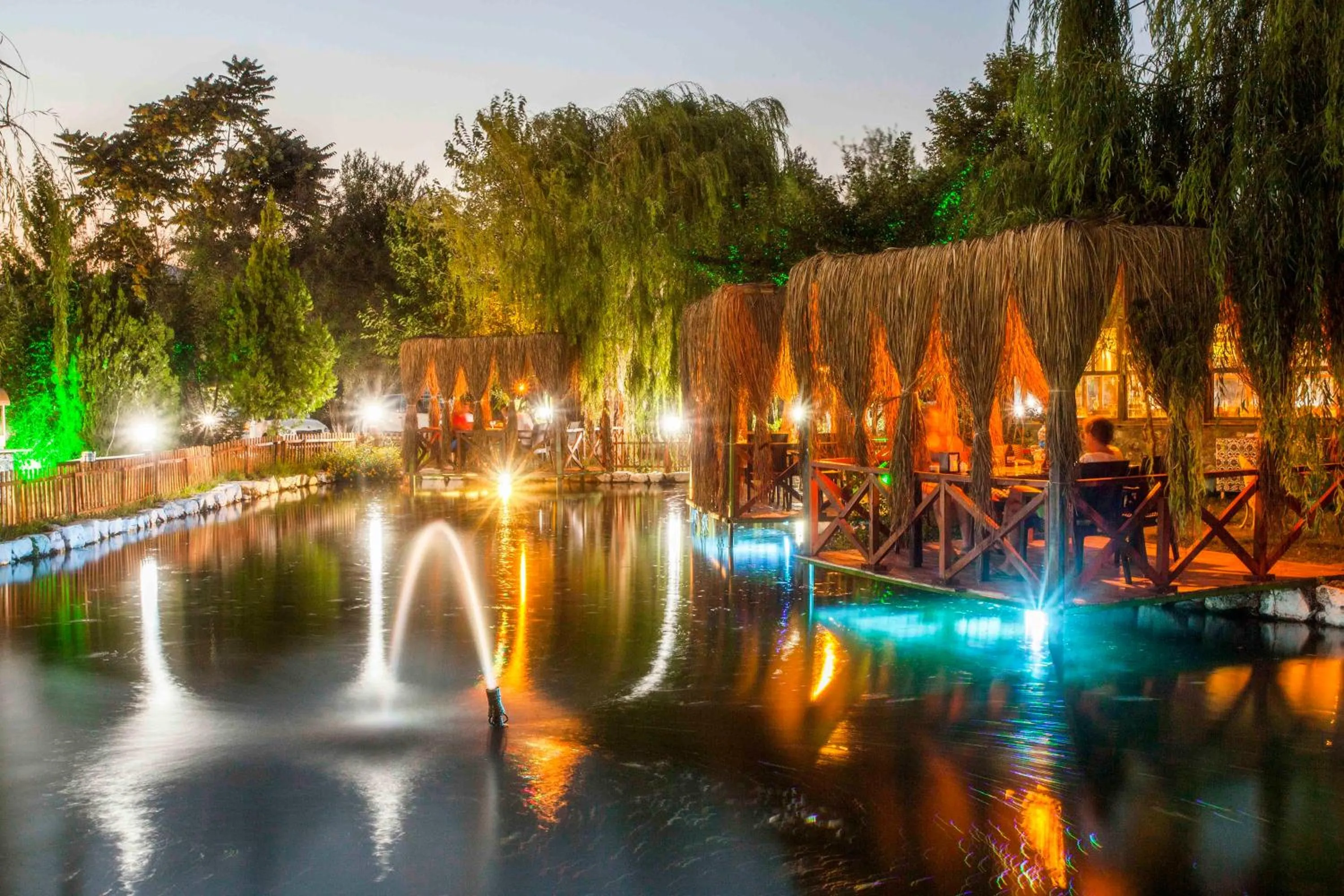 Night in Otantik Tas Ev