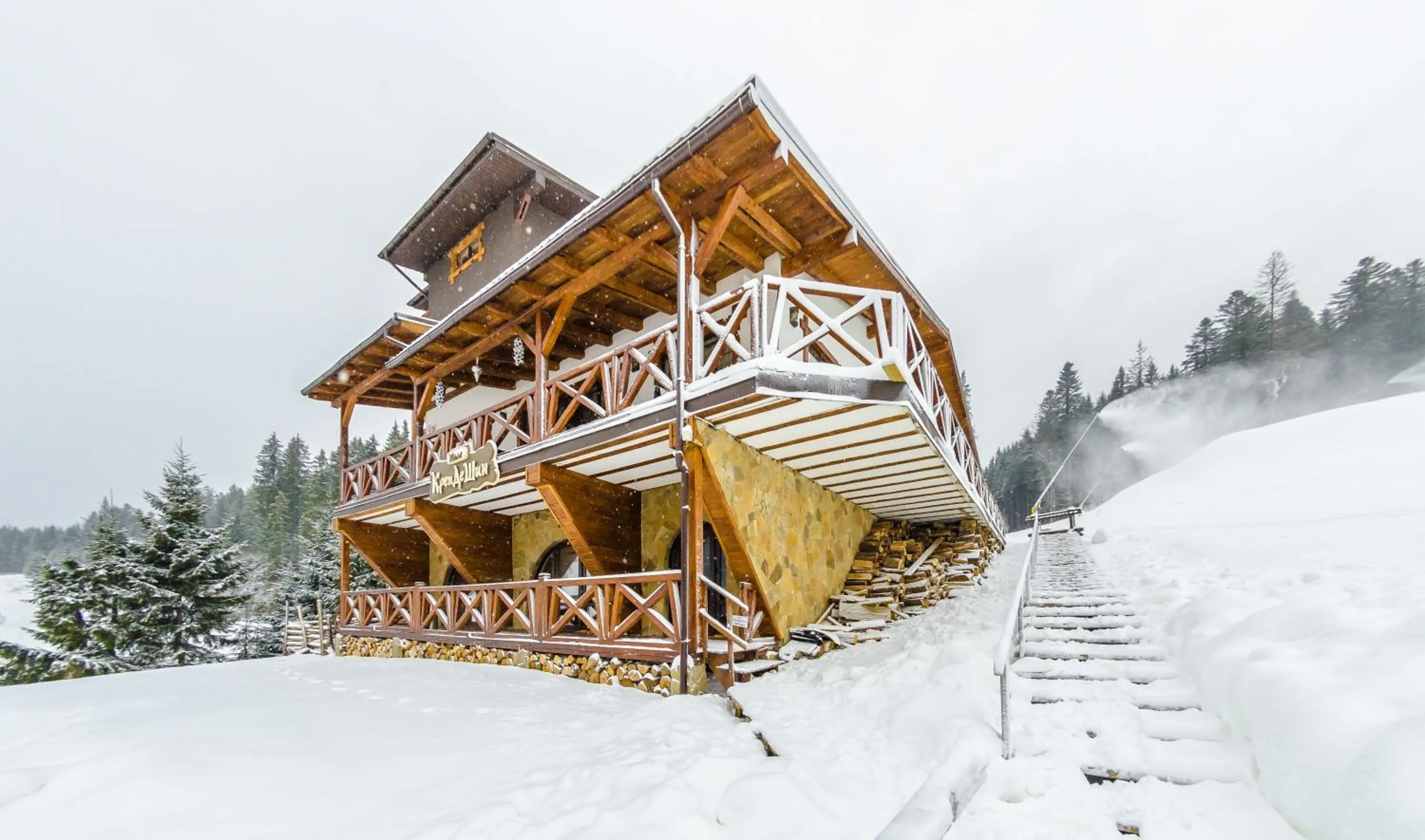 Facade/entrance in Chalet CrepDeChine Hotel