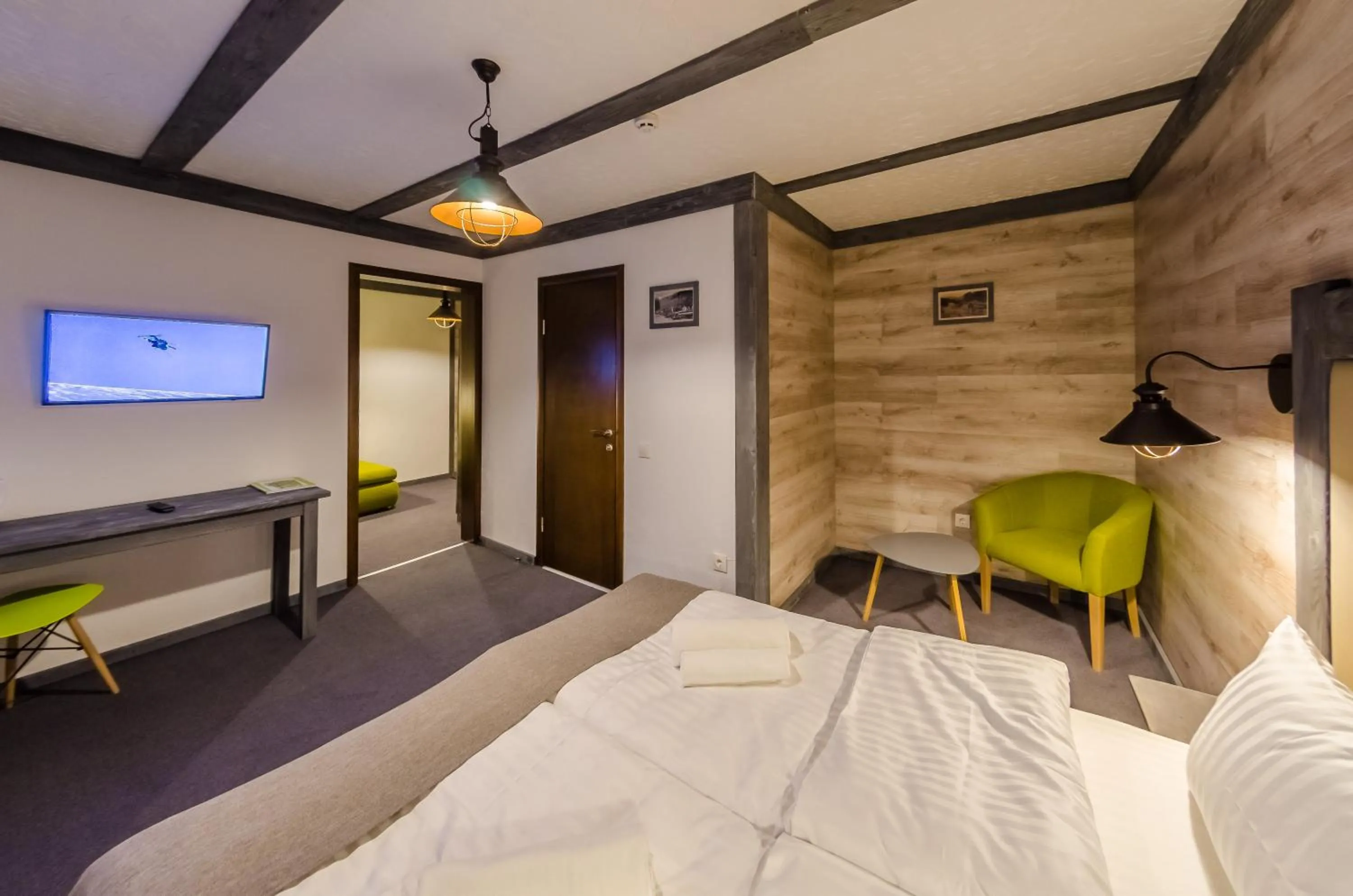 Photo of the whole room, Bed in Chalet CrepDeChine Hotel