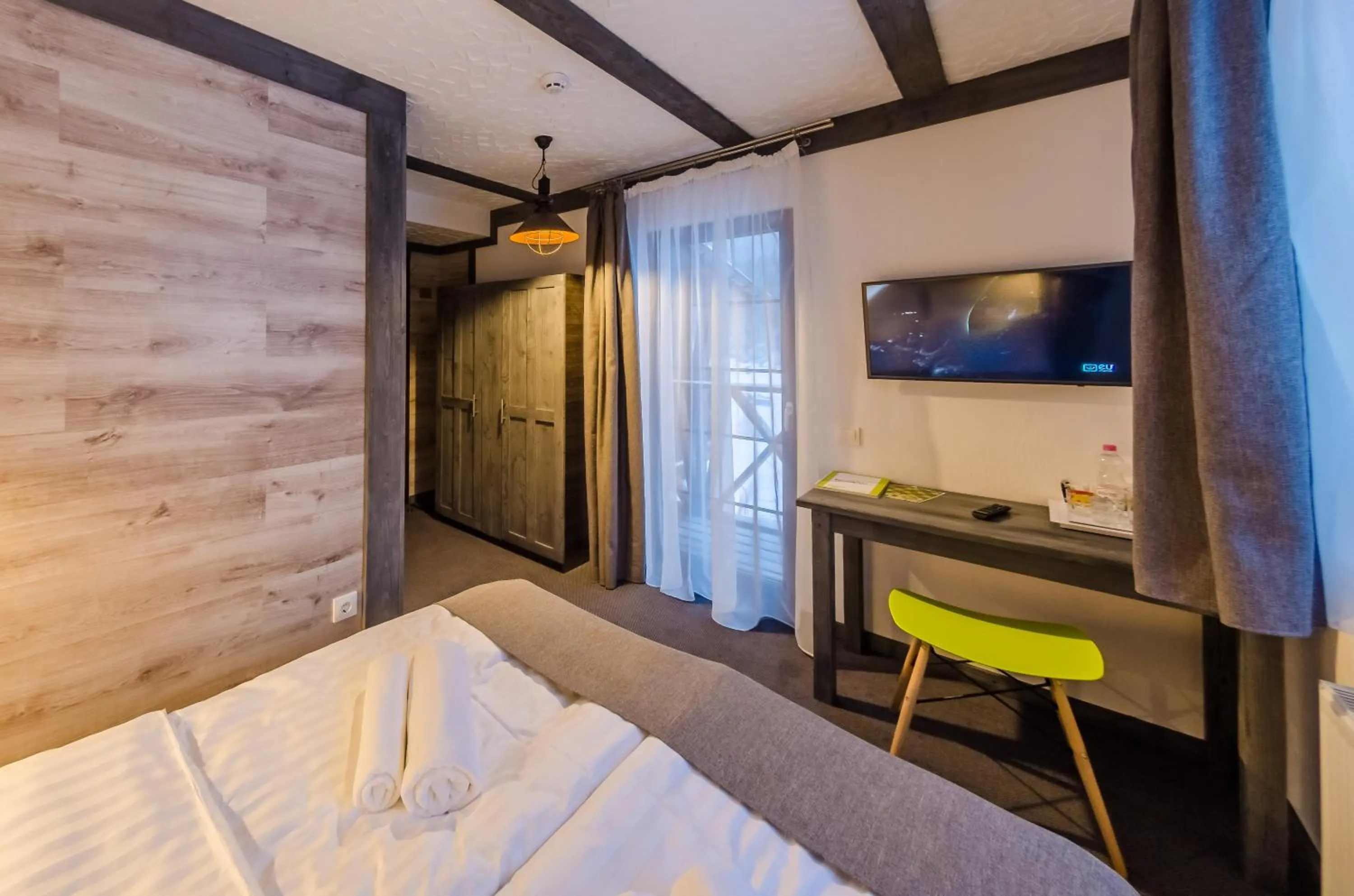 Photo of the whole room, Bed in Chalet CrepDeChine Hotel