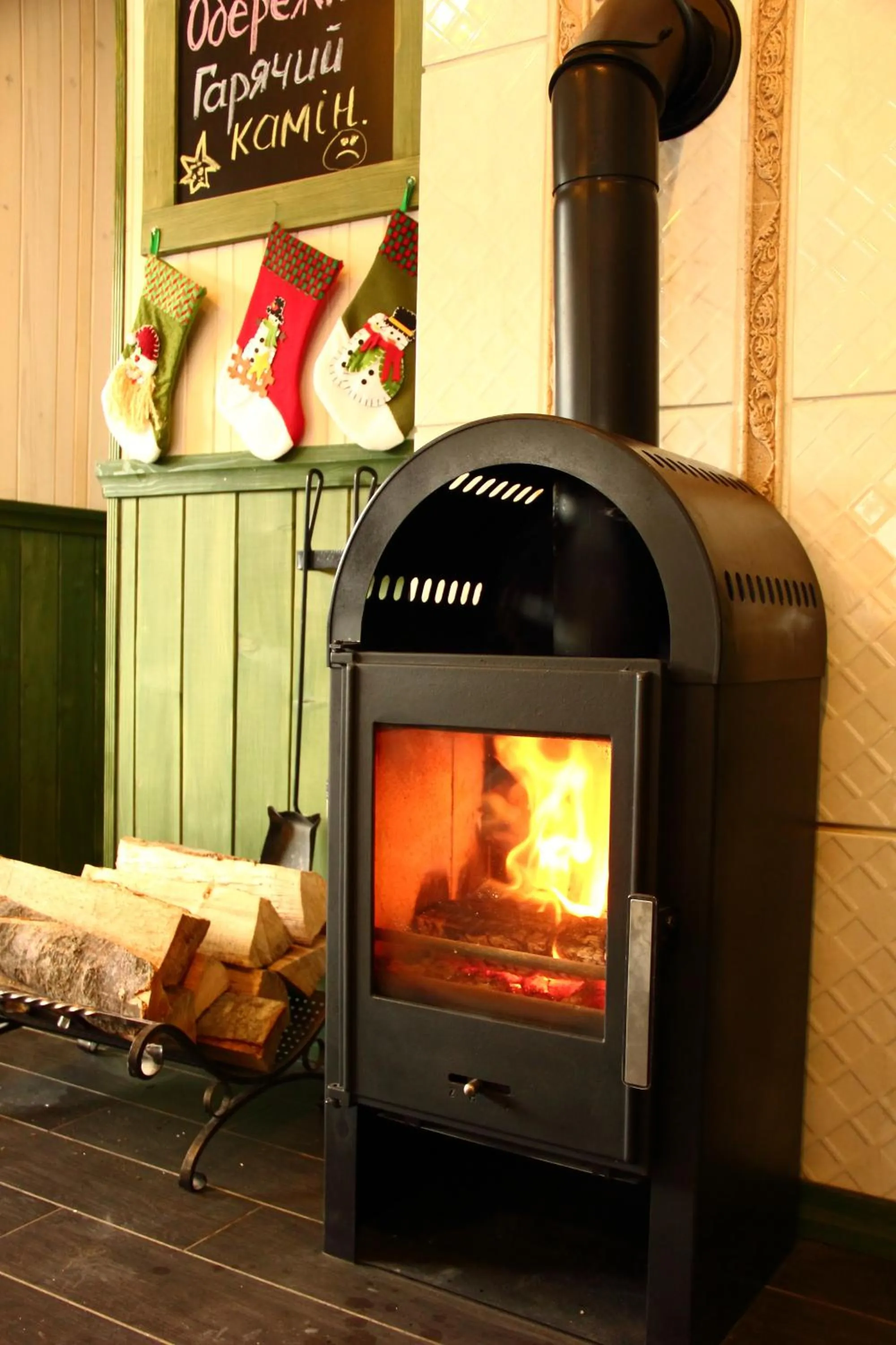 Restaurant/places to eat in Chalet CrepDeChine Hotel