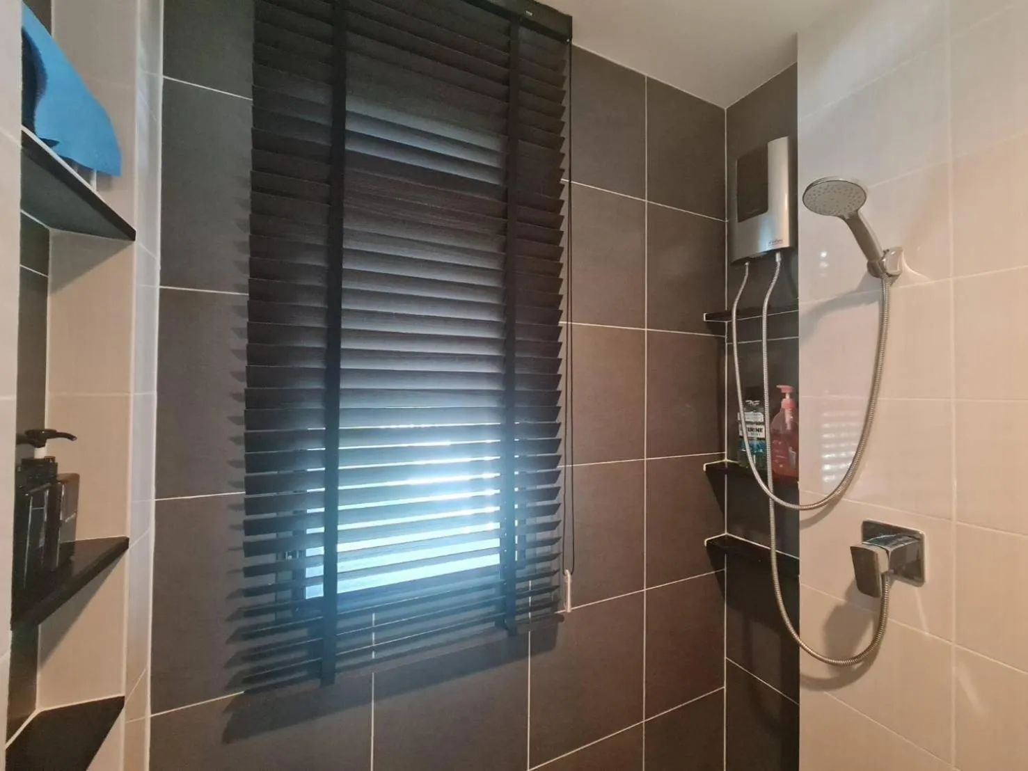 Shower in Castello Di Mare