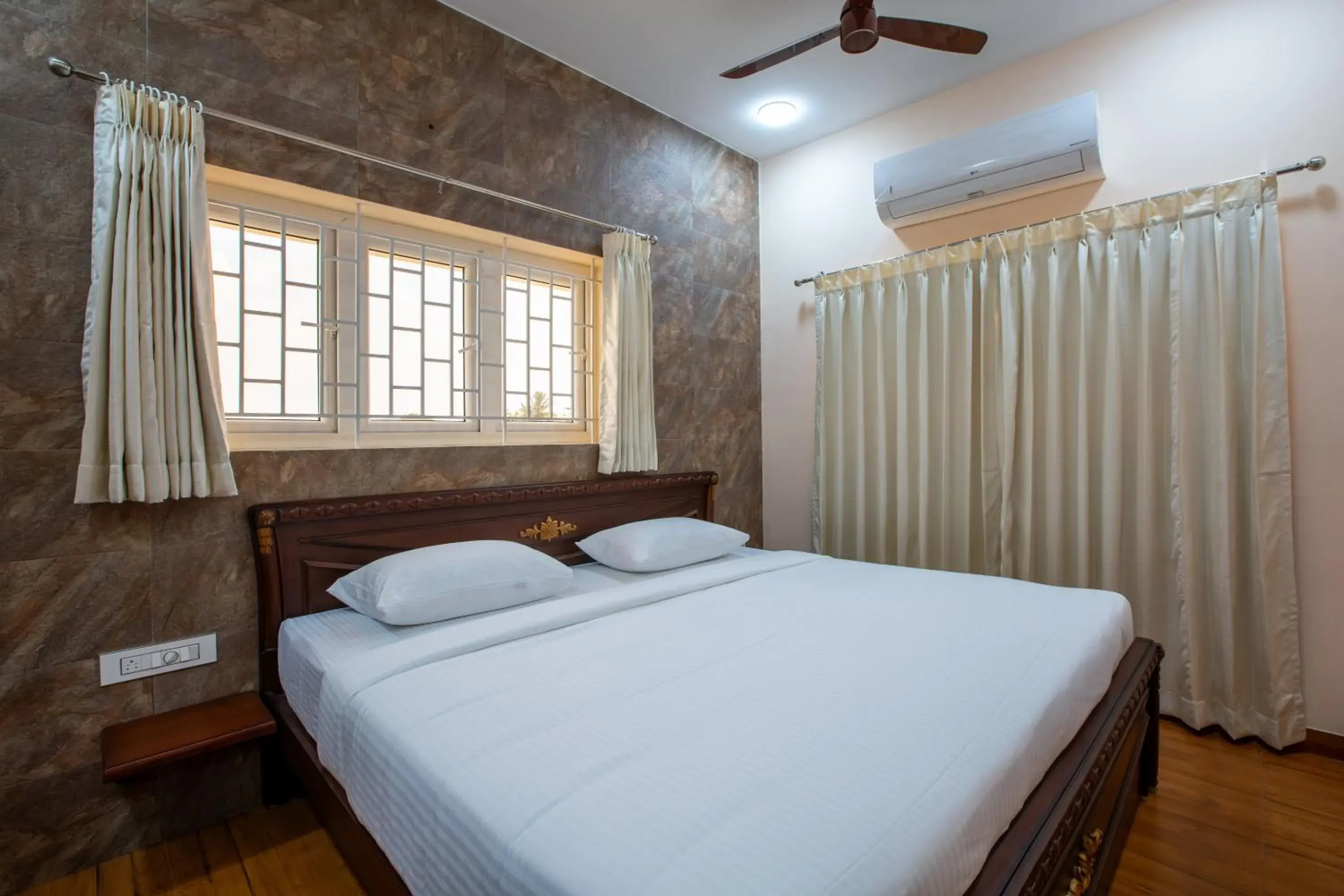 Two-Bedroom Deluxe Apartment with Balcony in MUGUNDAN 'S SMART STAY Two-Bedroom Deluxe Apartment with Balcony in MUGUNDAN 'S SMART STAY