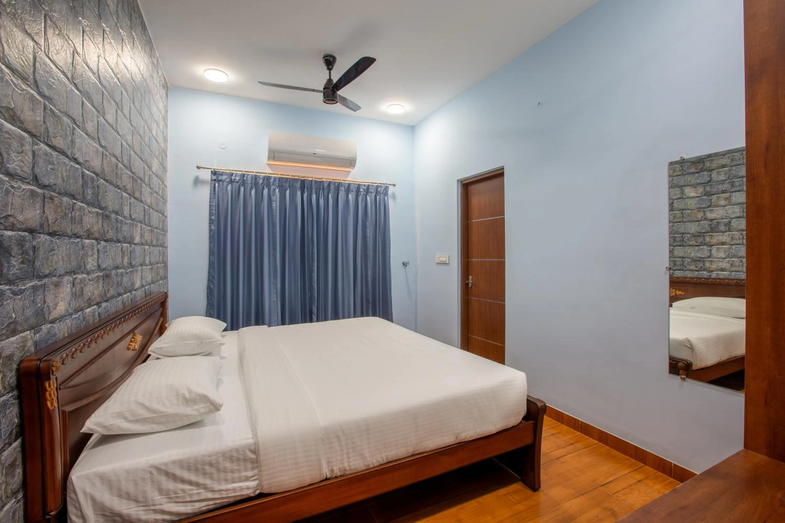 Photo of the whole room, Bed in MUGUNDAN 'S SMART STAY