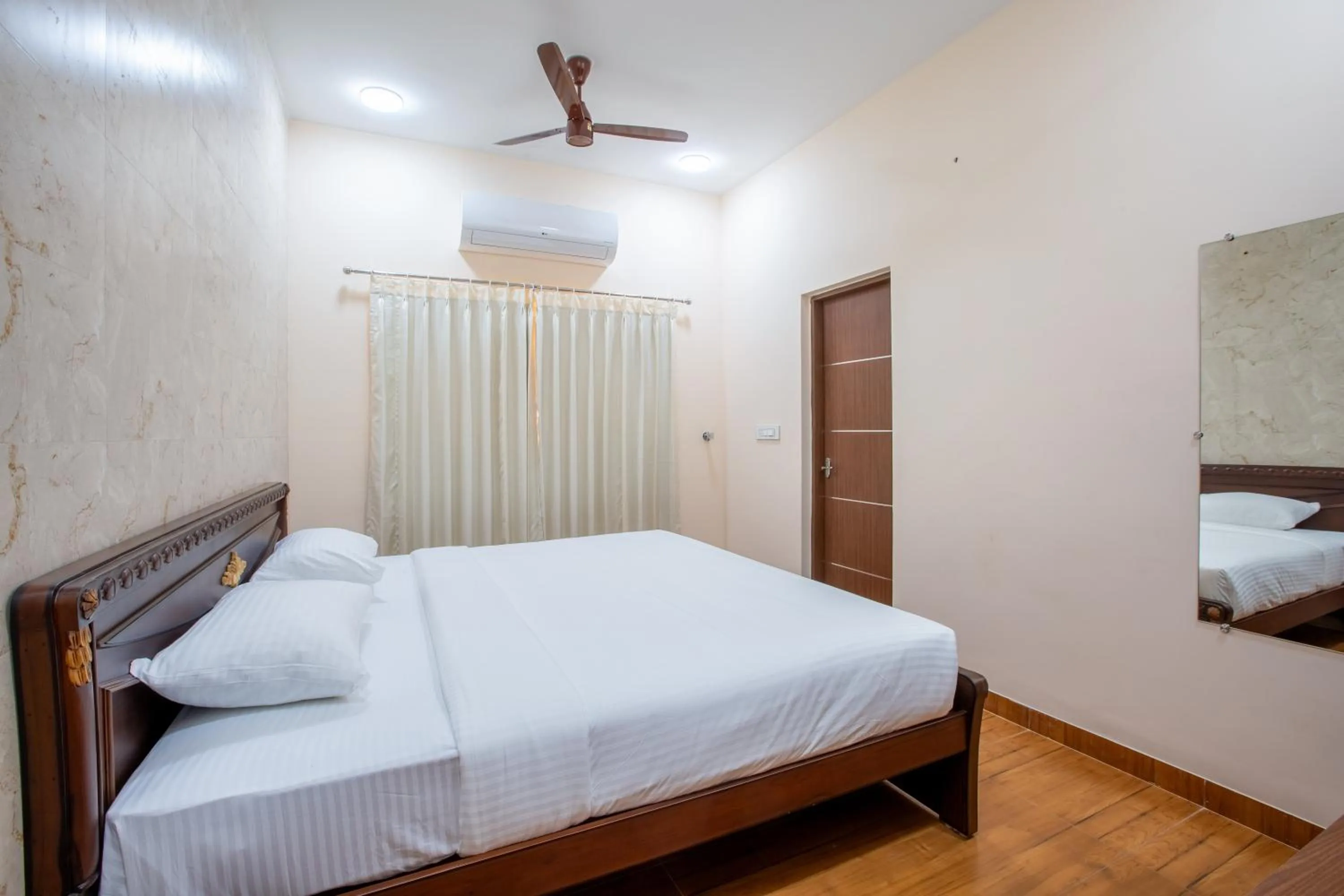 Photo of the whole room, Bed in MUGUNDAN 'S SMART STAY