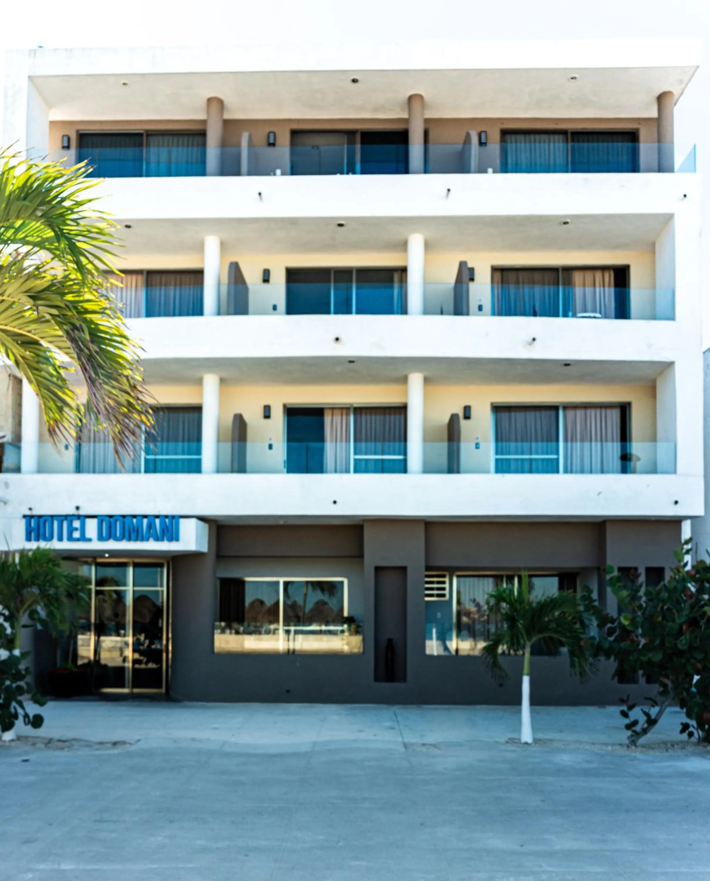 Facade/entrance in Hotel & Suites Domani
