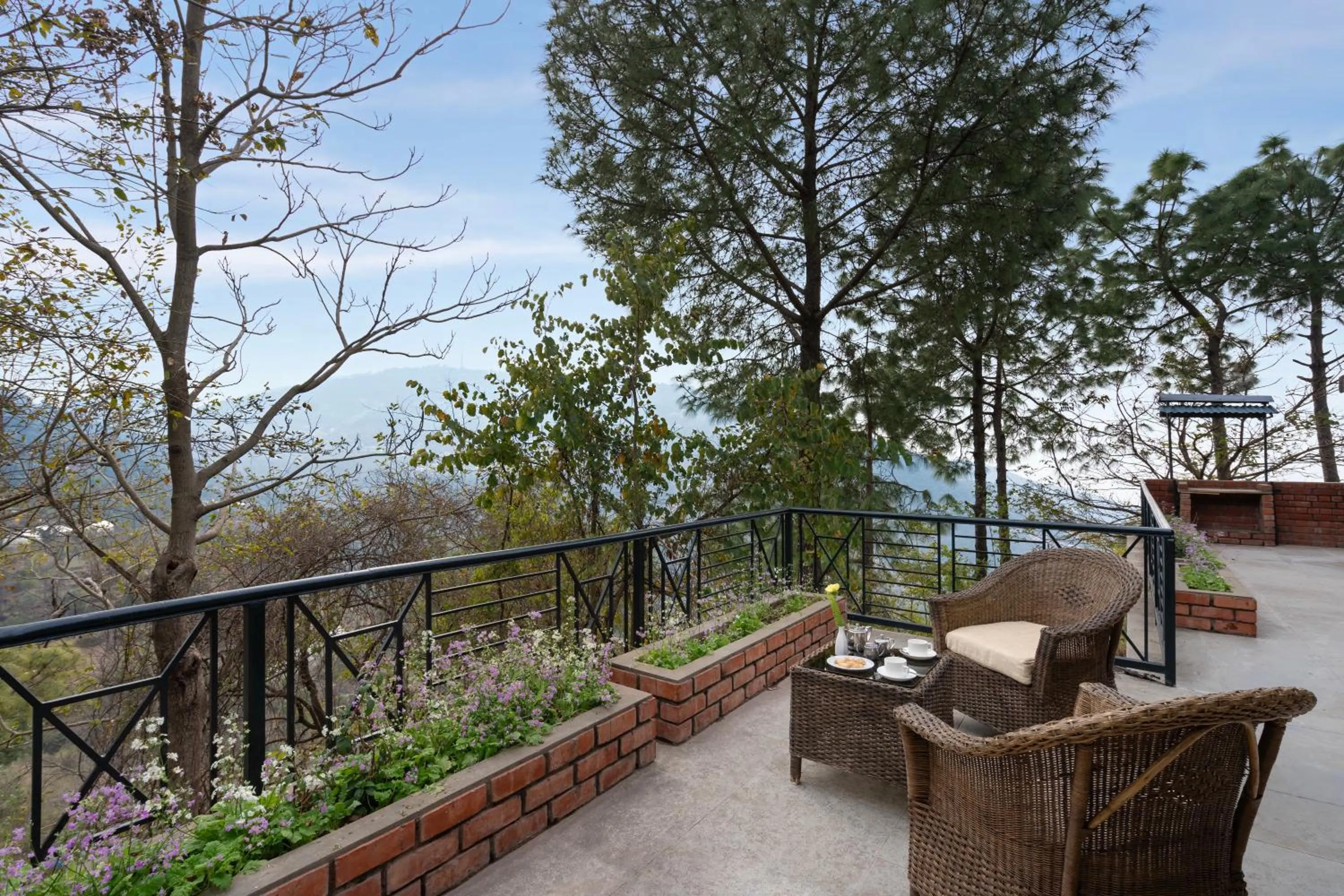 Seating area in Baikunth Resort, Kasauli by Leisure Hotels