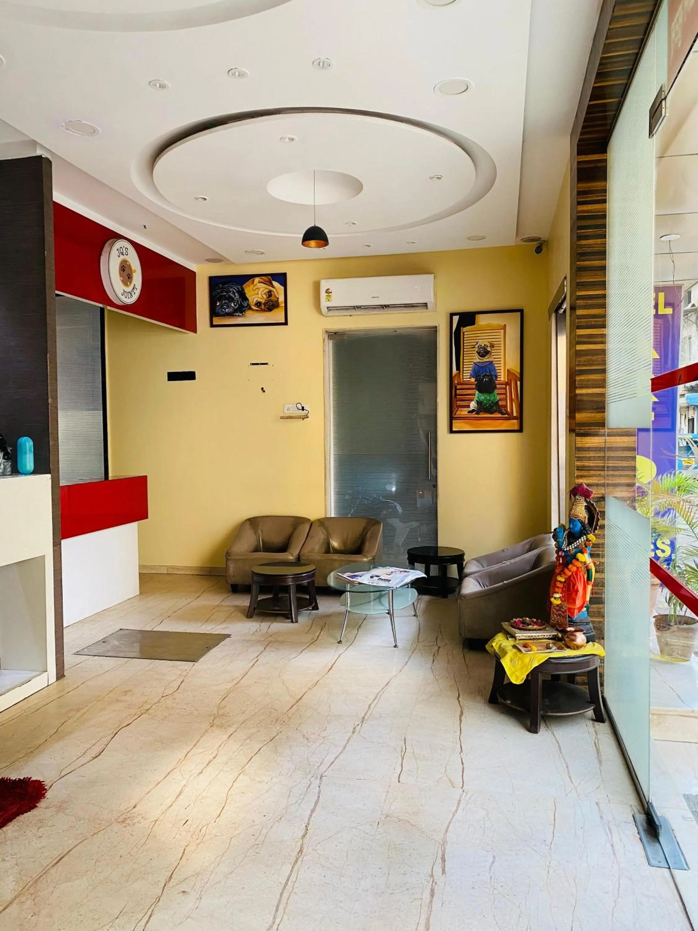 Seating area in Hotel Arton Regency Near Terminal 2 Airport