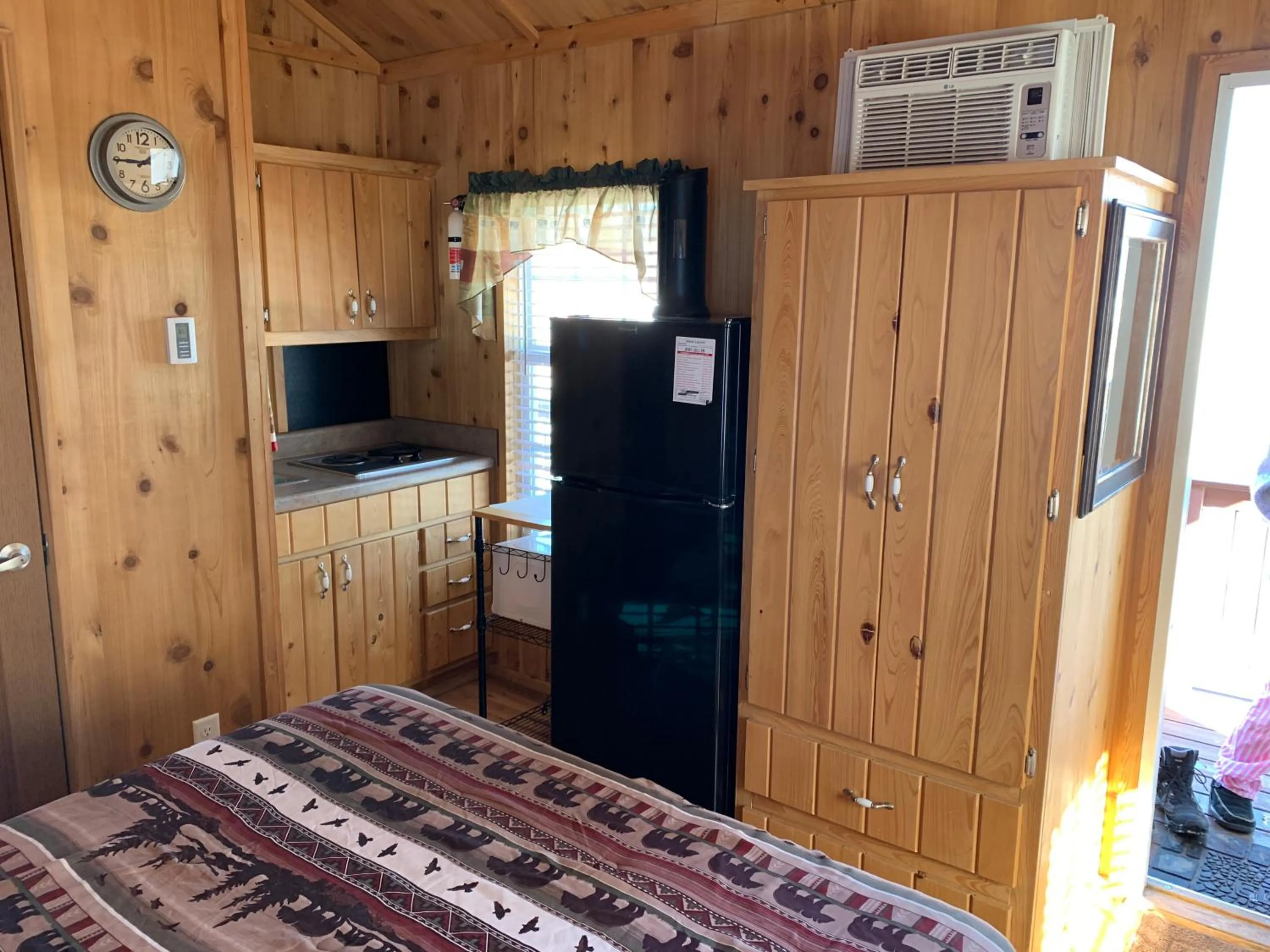 Kitchen or kitchenette, Bed in Bearlodge Mountain Resort