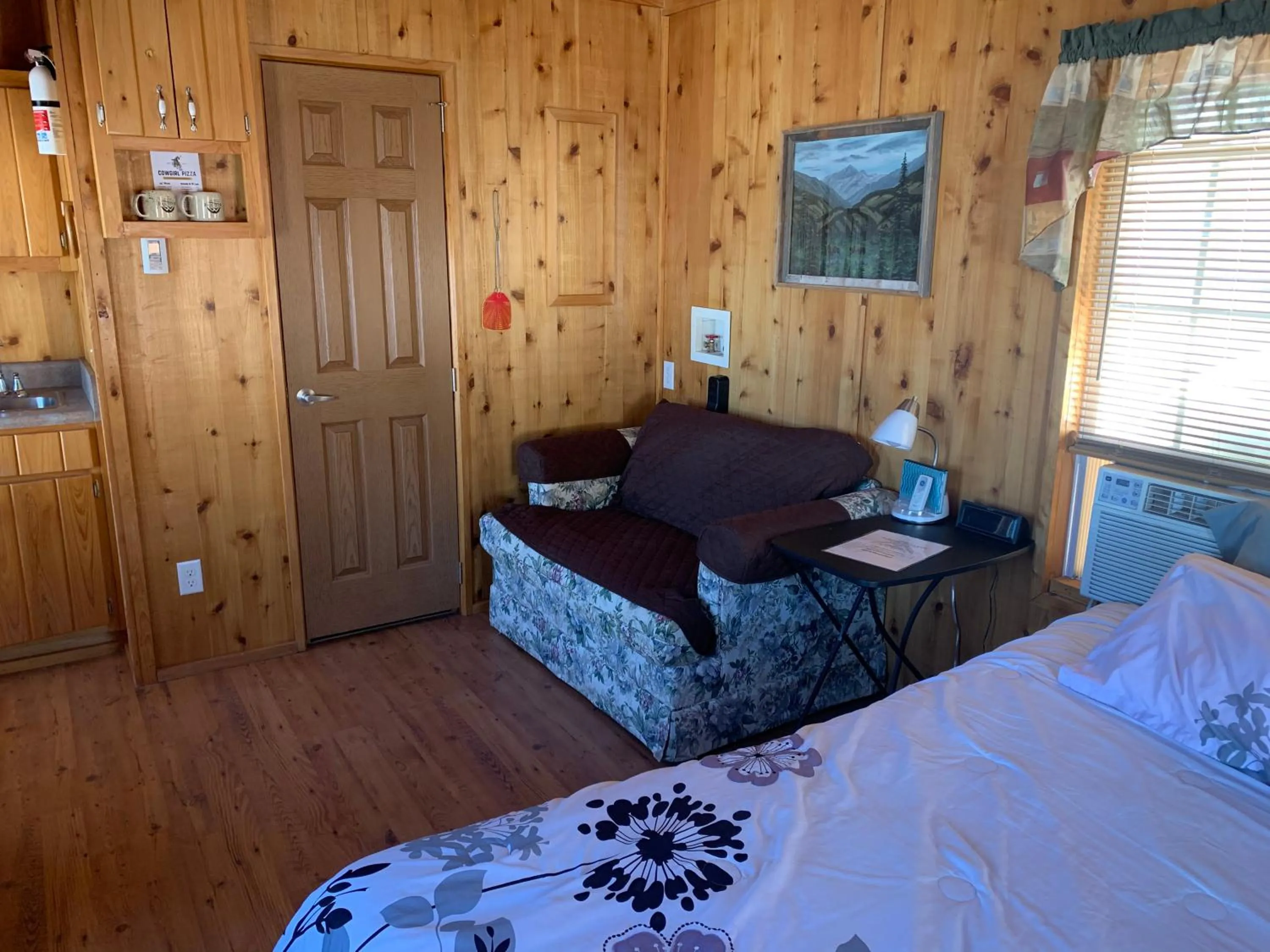 Living room, Bed in Bearlodge Mountain Resort
