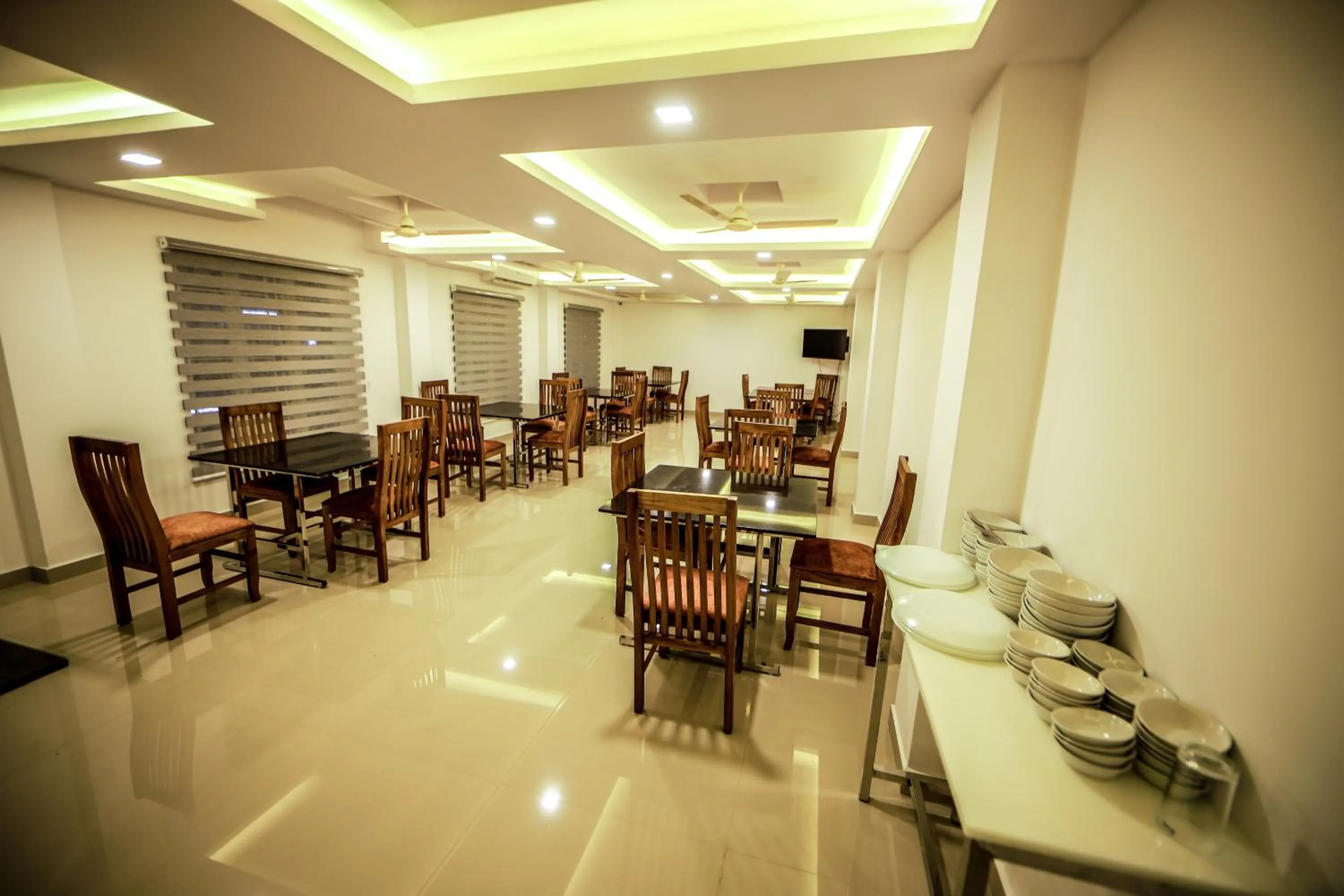 Restaurant/places to eat in Airport Avenue Plaza