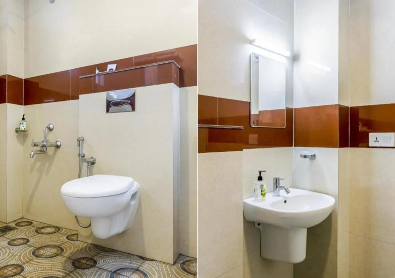 Toilet in Airport Avenue Plaza