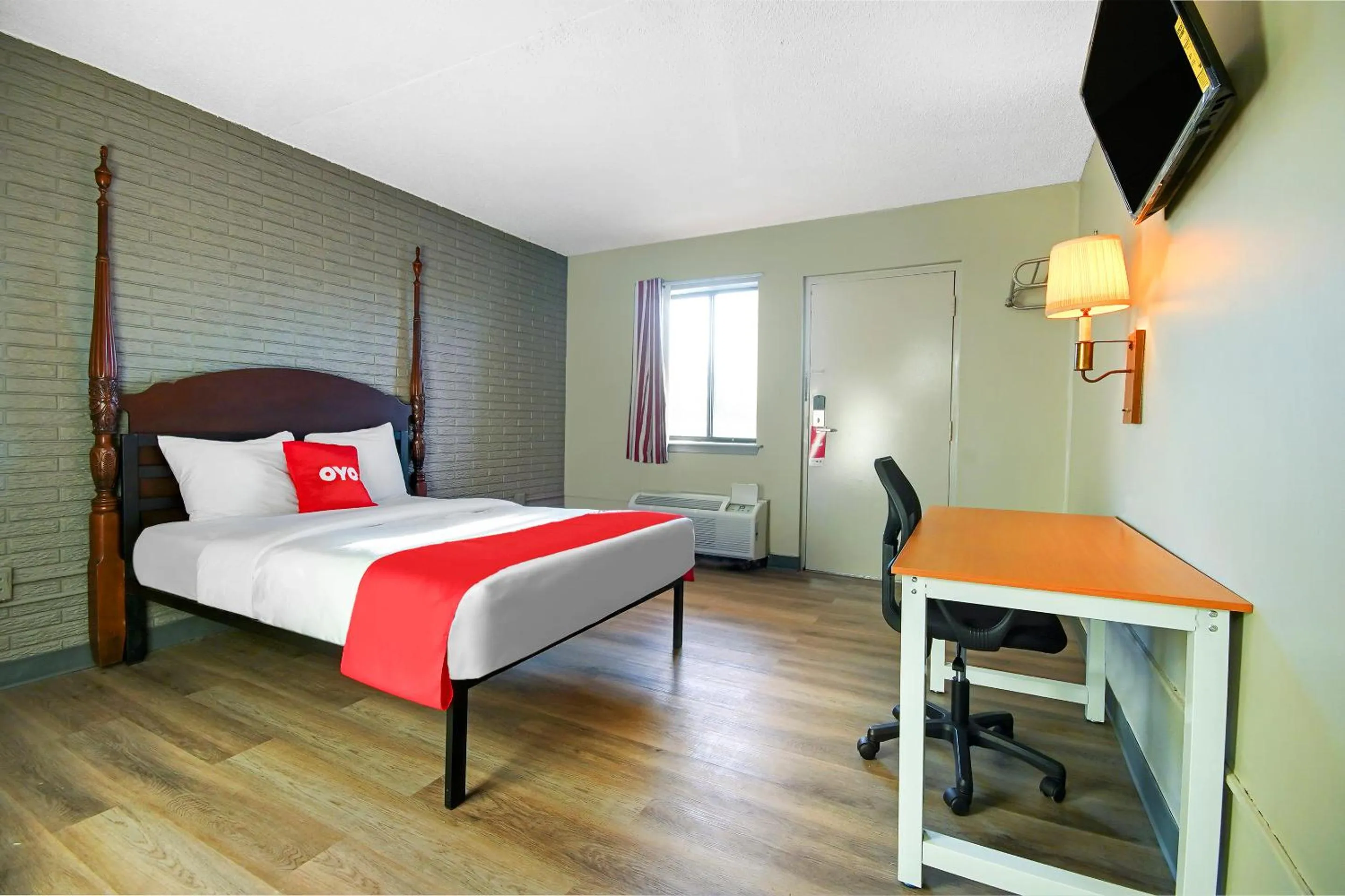 Bedroom in Hotel Petersburg VA I-95 & E Washington St