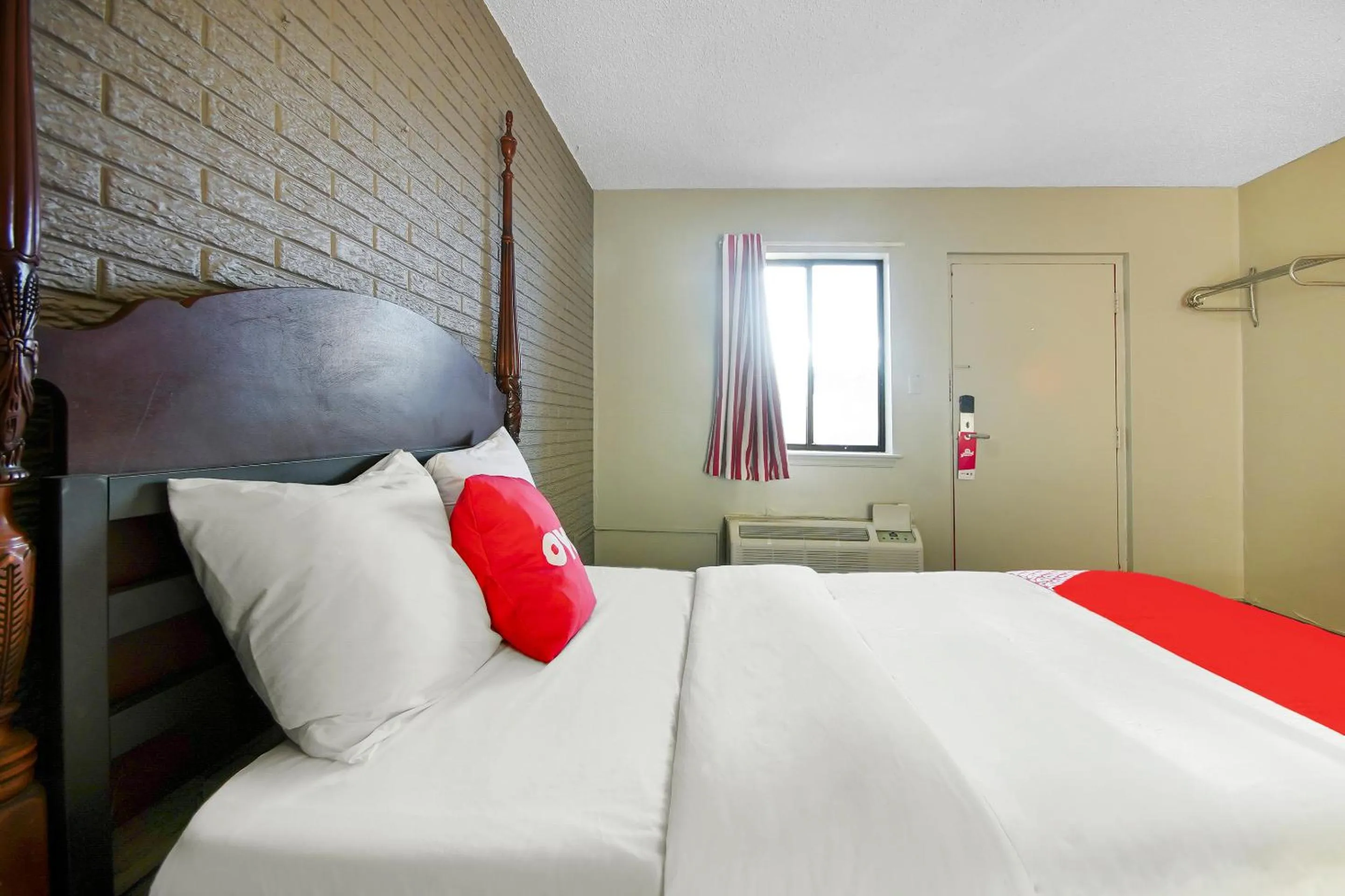 Bedroom in Hotel Petersburg VA I-95 & E Washington St