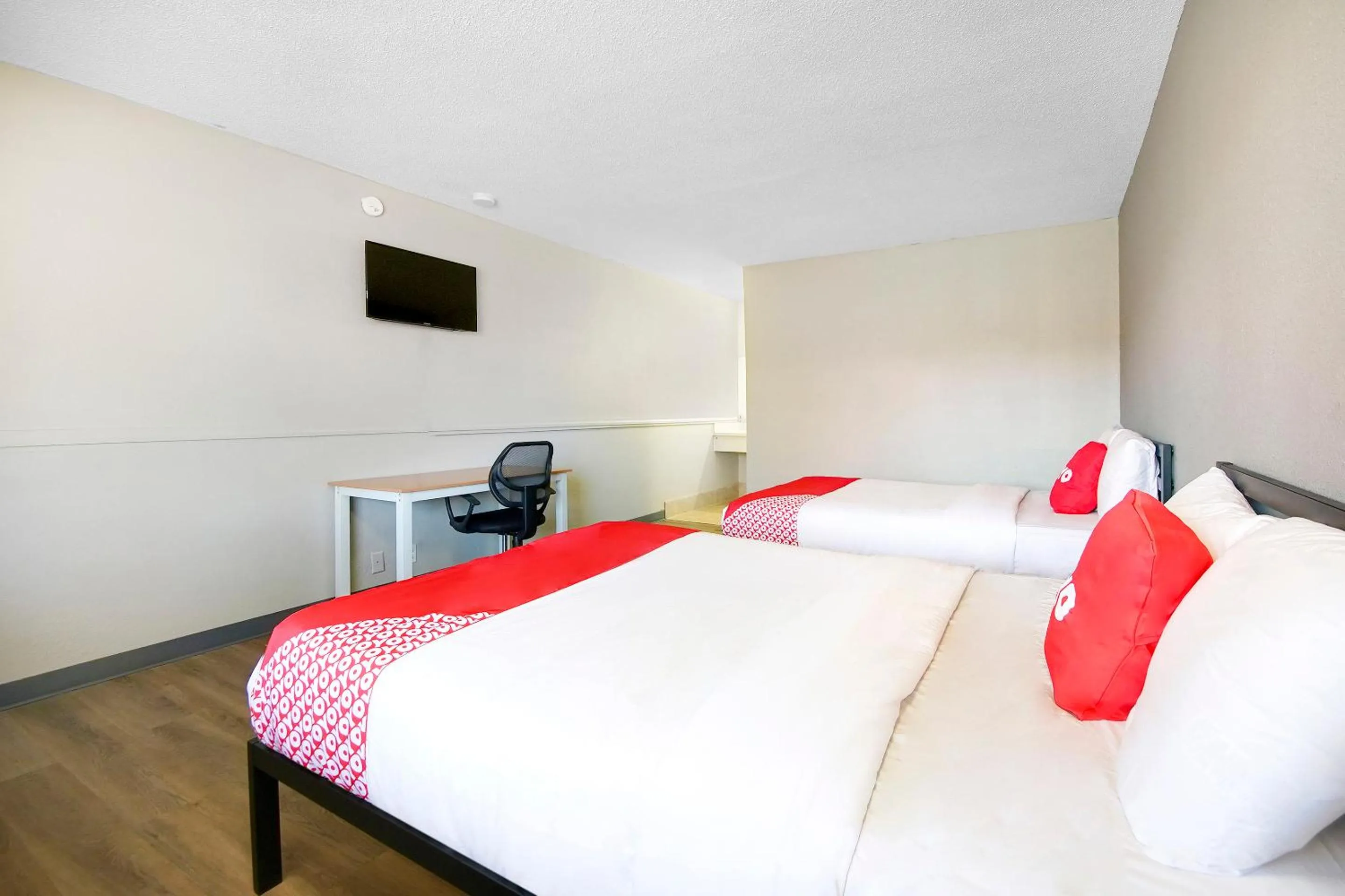 Bedroom in Hotel Petersburg VA I-95 & E Washington St