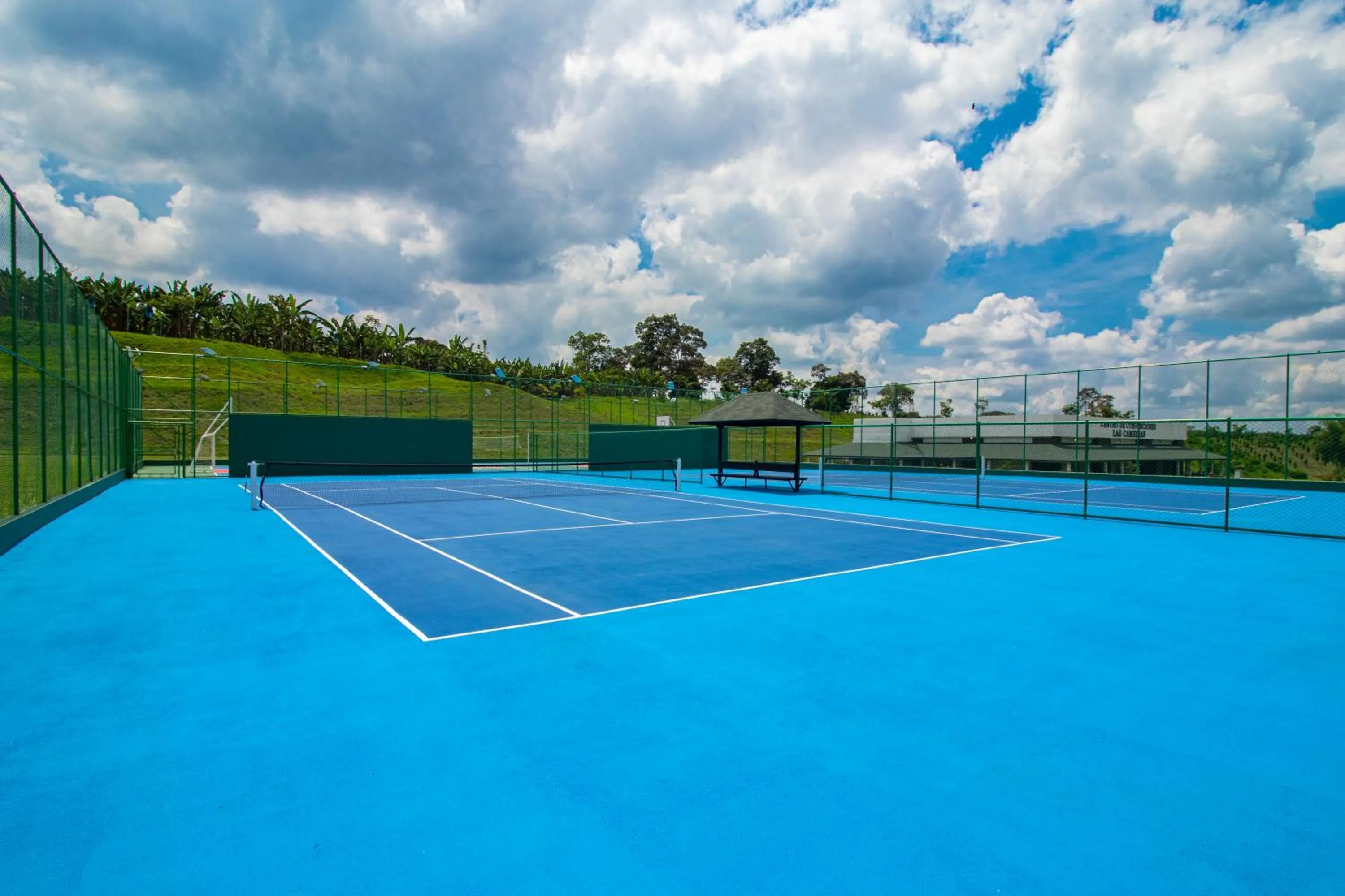 Tennis court in Hotel Campestre las Camelias