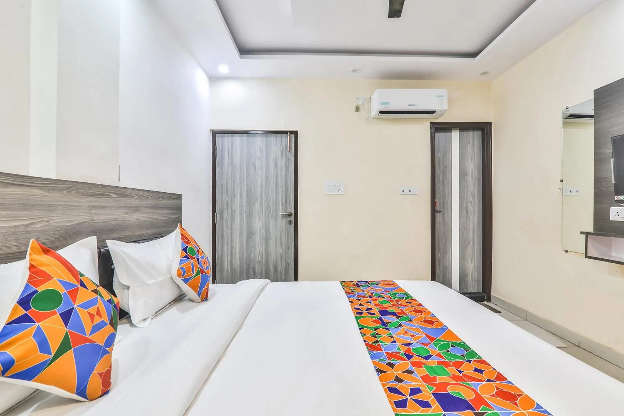 Bed in FabHotel LS Grand - Banaras Railway Station