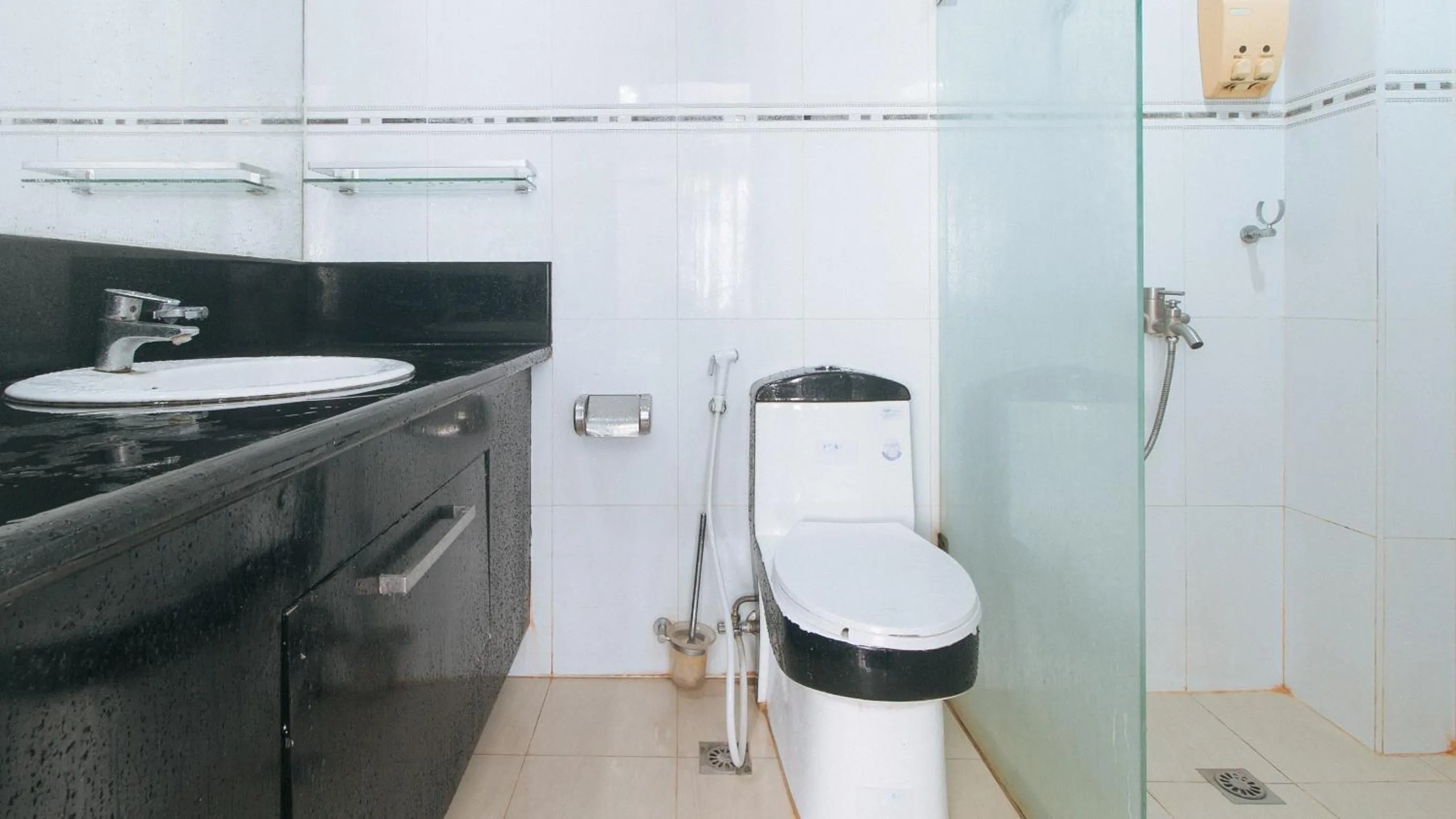 Toilet in Stay Inn Station 2 Boracay by RedDoorz