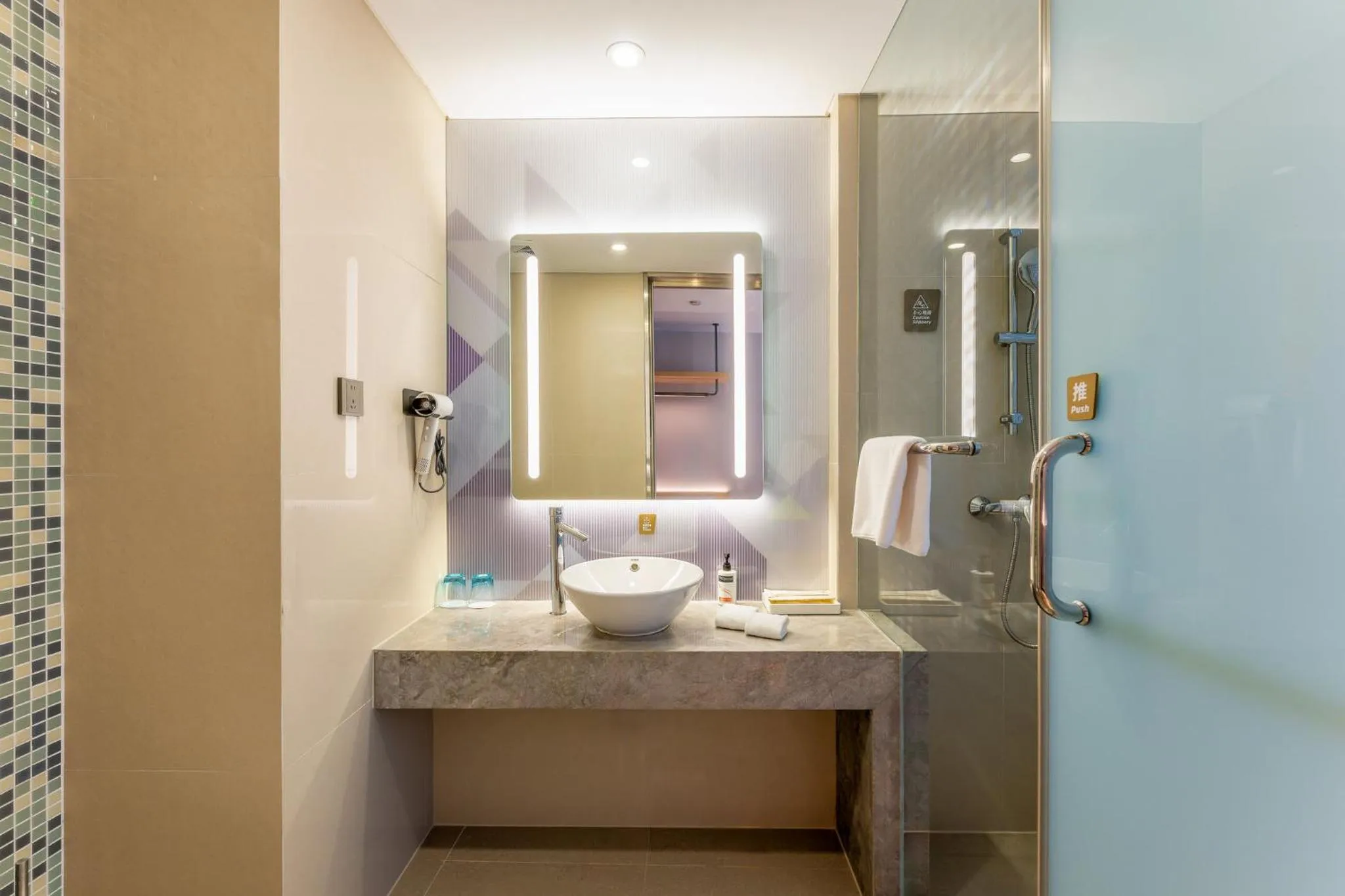 Photo of the whole room in Holiday Inn Express Hangzhou Huanglong