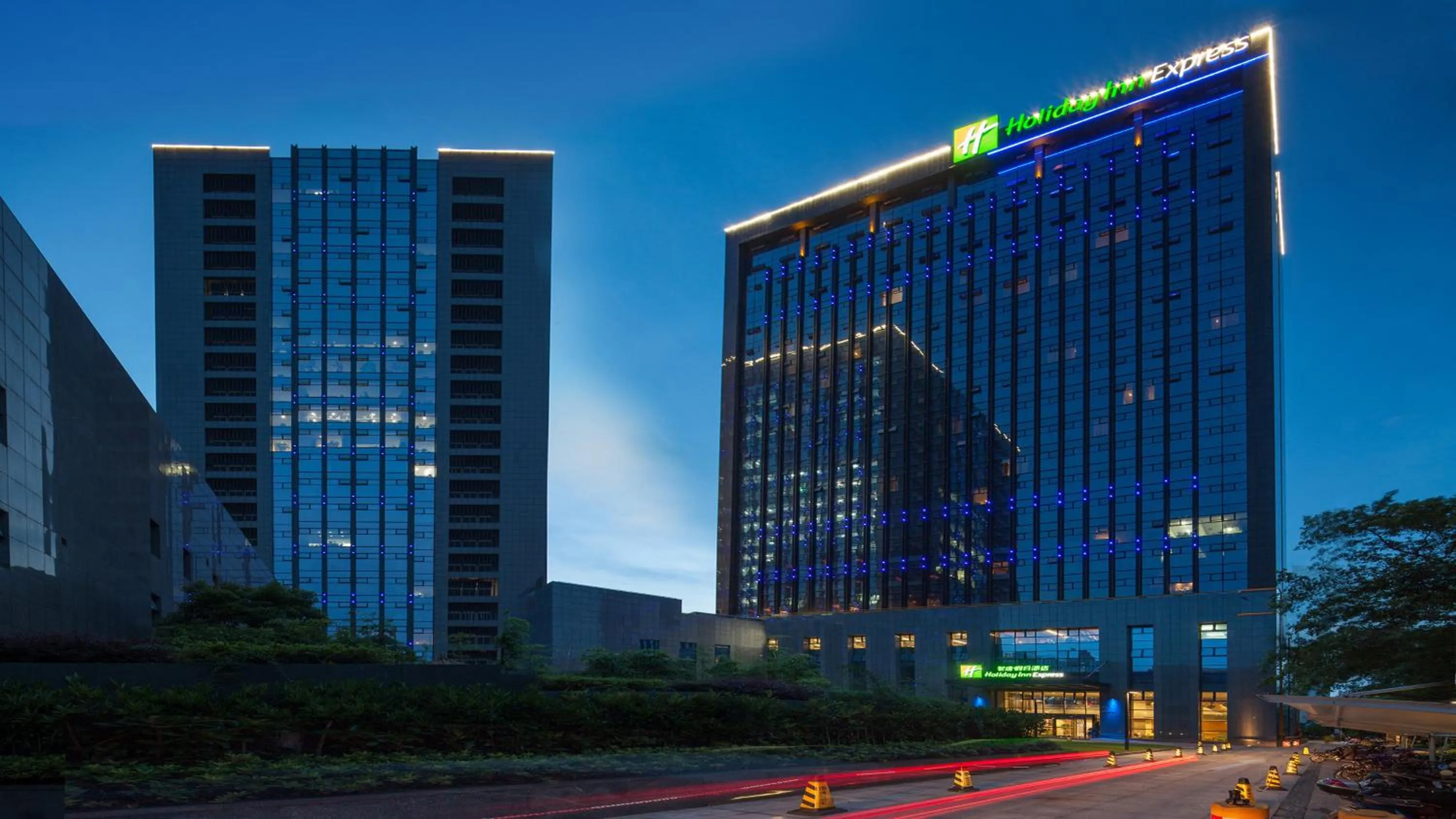 Property building in Holiday Inn Express Hangzhou Huanglong