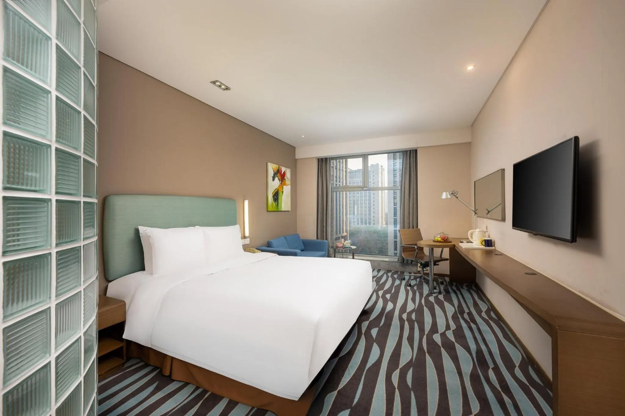 Photo of the whole room, Bed in Holiday Inn Express Hangzhou Huanglong