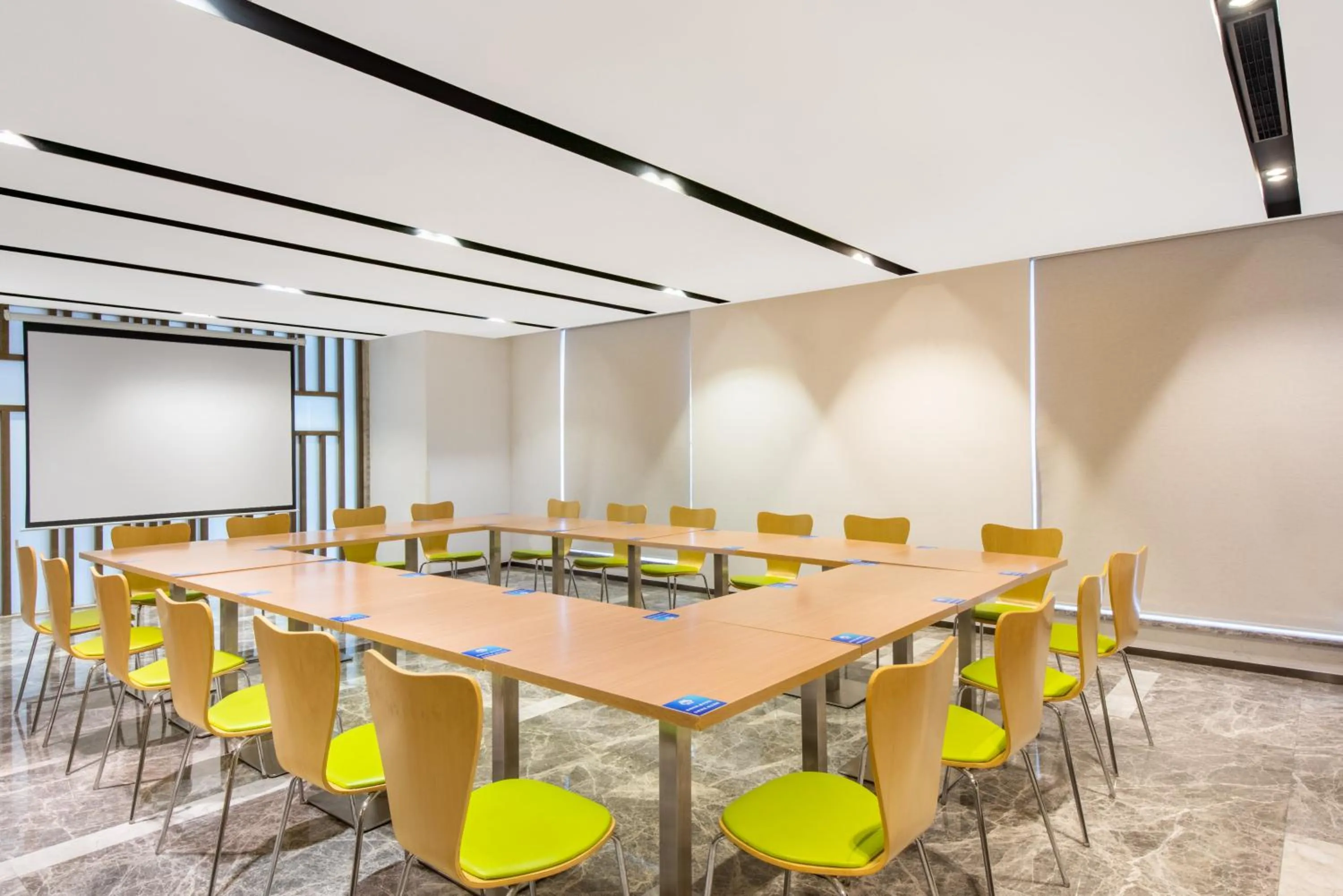 Meeting/conference room in Holiday Inn Express Hangzhou Huanglong
