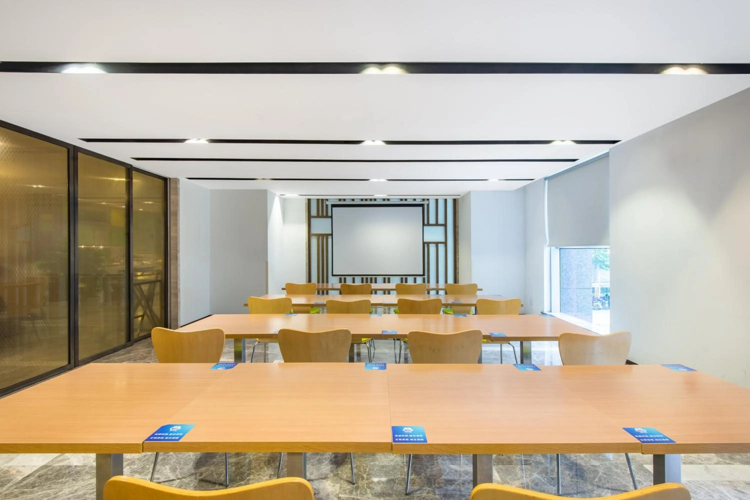 Meeting/conference room in Holiday Inn Express Hangzhou Huanglong